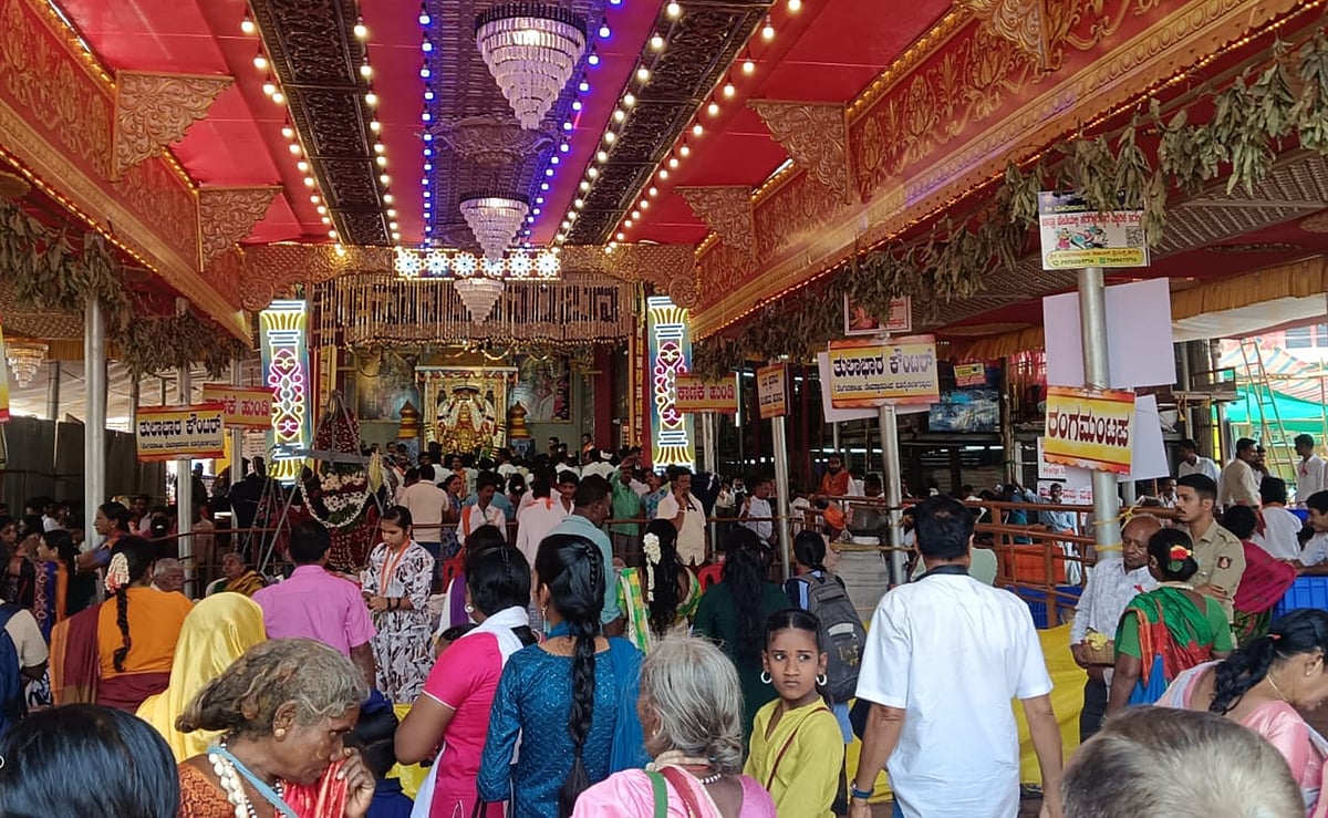 ಚಂದ್ರ ಗ್ರಹಣ: ಮಾರಿ ಜಾತ್ರೆಗೆ ಭಕ್ತರ ಸಂಖ್ಯೆ ಕ್ಷೀಣ