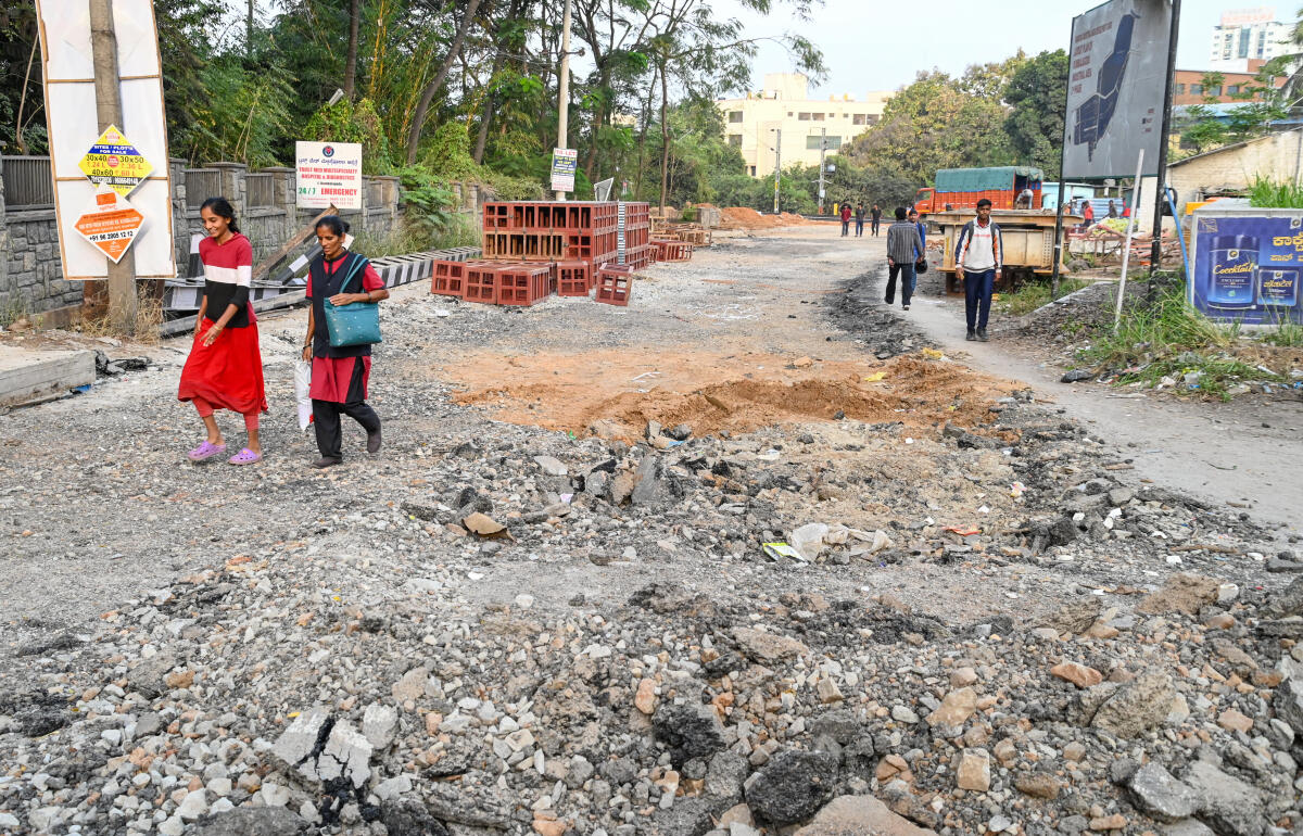 ರಾಮೋಹಳ್ಳಿ ಗೇಟ್ ಬಳಿ ಕೆಳ ಸೇತುವೆ ನಿರ್ಮಾಣ ಕಾಮಗಾರಿ ನಡೆಯುತ್ತಿದೆ