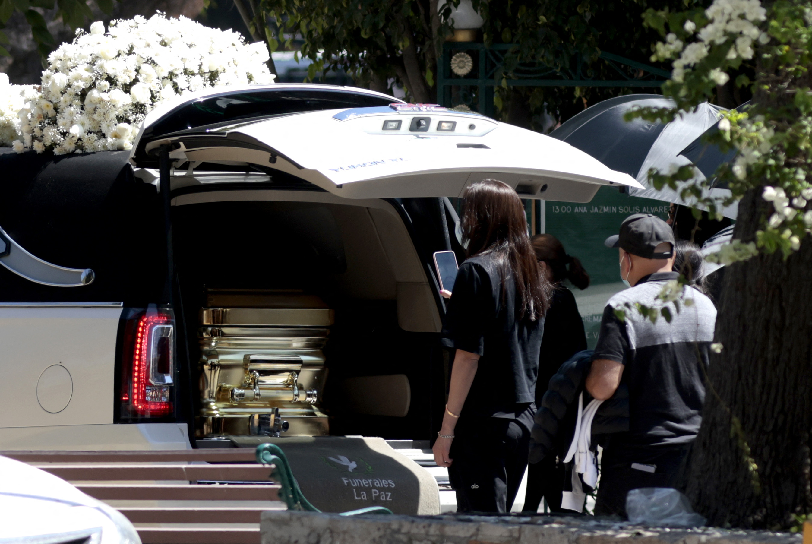 ಎಲ್‌ ಮೆಂಚೊನ ಶವವನ್ನು ಚಿನ್ನದ ಪೆಟ್ಟಿಗೆಯಲ್ಲಿ ಇಟ್ಟು ಸ್ಮಶಾನದ ಸ್ಥಳಕ್ಕೆ ತರಲಾಯಿತು –ಎಎಫ್‌ಪಿ ಚಿತ್ರ