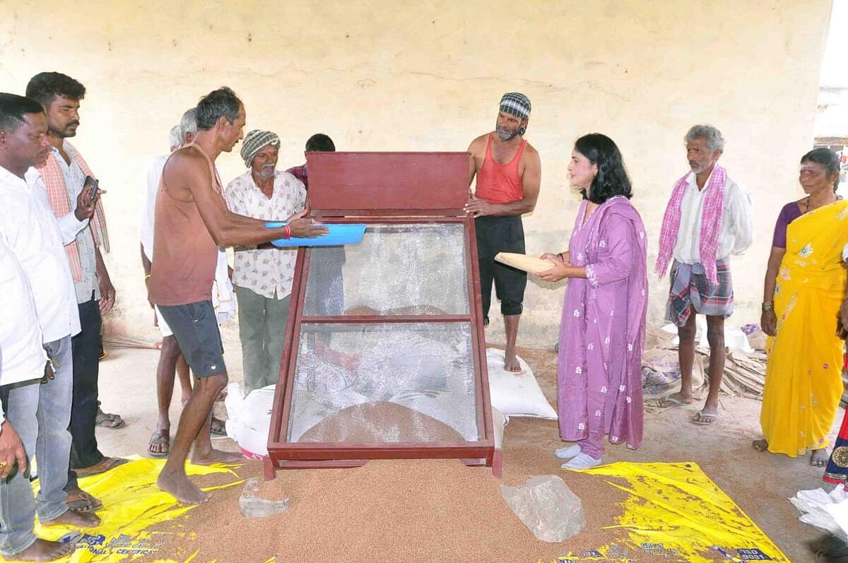 ಹಾಸನ | 24 ಕೇಂದ್ರಗಳಲ್ಲಿ ರಾಗಿ ಖರೀದಿ ಆರಂಭ: ಪರಿಶೀಲನೆ ನಡೆಸಿದ ಜಿಲ್ಲಾಧಿಕಾರಿ