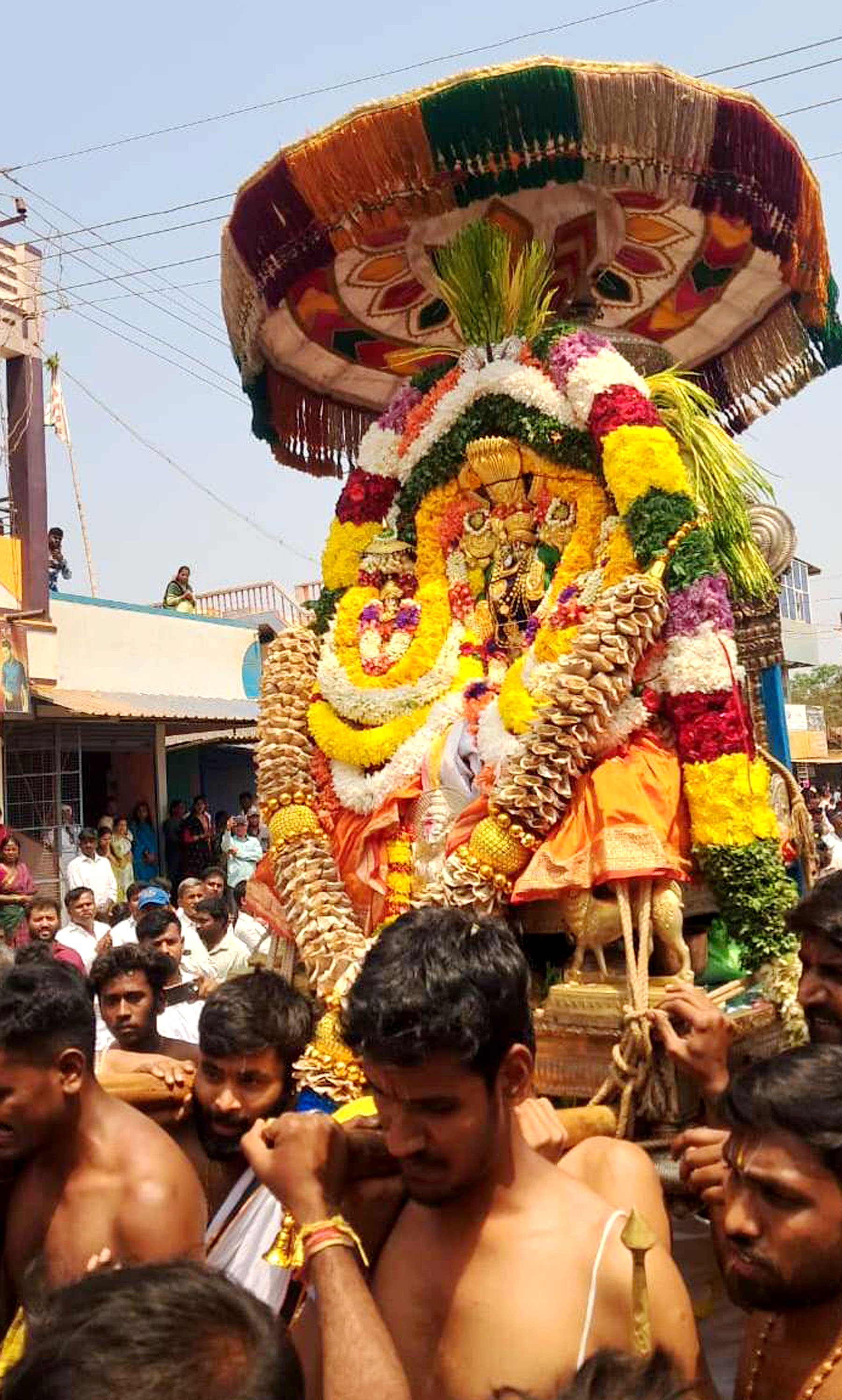 ರಥೋತ್ಸವಕ್ಕೂ ಮುಂಚೆ ಲಕ್ಷ್ಮೀನರಸಿಂಹ ಸ್ವಾಮಿಯ ಮೆರವಣಿಗೆ ನಡೆಯಿತು