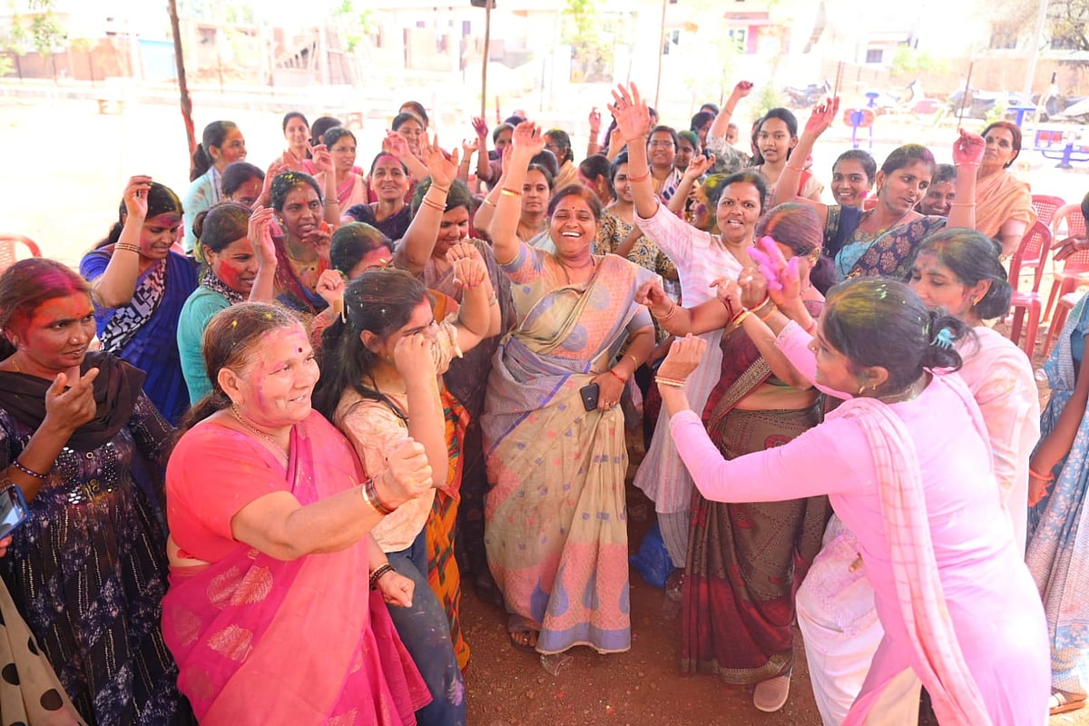 ಗ್ರಹಣ ಲೆಕ್ಕಿಸದೆ ಬಣ್ಣಗಳಲ್ಲಿ ಮಿಂದೆದ್ದ ಜನ