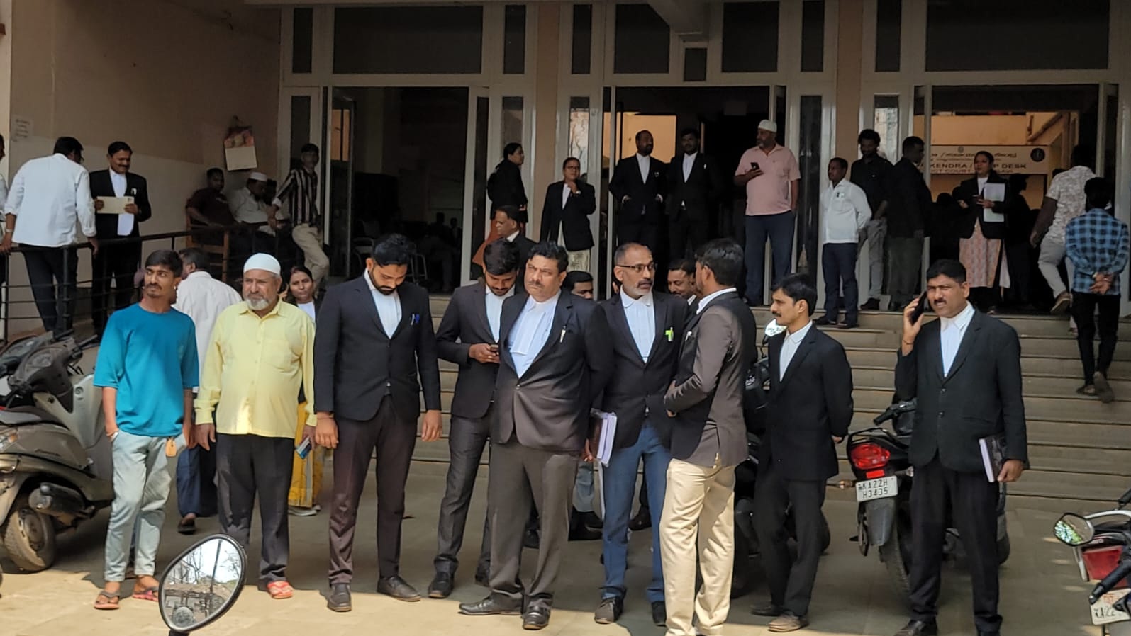 ಬೆಳಗಾವಿ ಜಿಲ್ಲಾ ಪ್ರಧಾನ ಮತ್ತು ಸೆಷನ್ಸ್‌ ನ್ಯಾಯಾಲಯಕ್ಕೆ ಮಂಗಳವಾರ ಬಾಂಬ್‌ ಇಡಲಾಗಿದೆ ಎಂಬ ಹಿಸಿ ಬೆದರಿಕೆ ಹಿನ್ನೆಲೆಯಲ್ಲಿ ವಕೀಲರು ಹಾಗೂ ಕಕ್ಷಿದಾರರು ಕಲಾಪದಿಂದ ಹೊರಬಂದರು