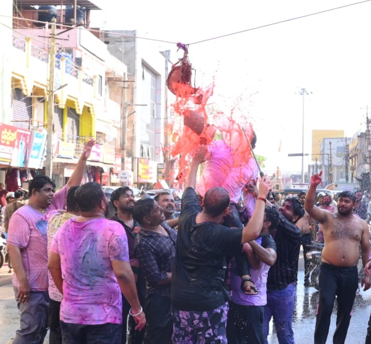 ಮೊಸರಿನ ಗಡಿಗೆ ಒಡೆದು ಸಂಭ್ರಮಿಸಿದ ಯುವಕರು