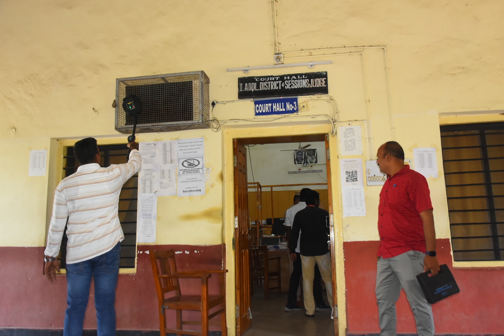 ಕಲಬುರಗಿ ಜಿಲ್ಲಾ ಕೋರ್ಟ್‌ಗೆ ಬಾಂಬ್‌ ಬೆದರಿಕೆ ಬಂದ ಹಿನ್ನೆಲೆಯಲ್ಲಿ ಬಾಂಬ್ ಪತ್ತೆ ಮತ್ತು ನಿಷ್ಕ್ರಿಯ ದಳ ಹಾಗೂ ವಿಧ್ವಂಸಕ ಕೃತ್ಯ ತಡೆ ತಂಡಗಳು ಭೇಟಿ ನೀಡಿ ತಪಾಸಣೆ ನಡೆಸಿದವು