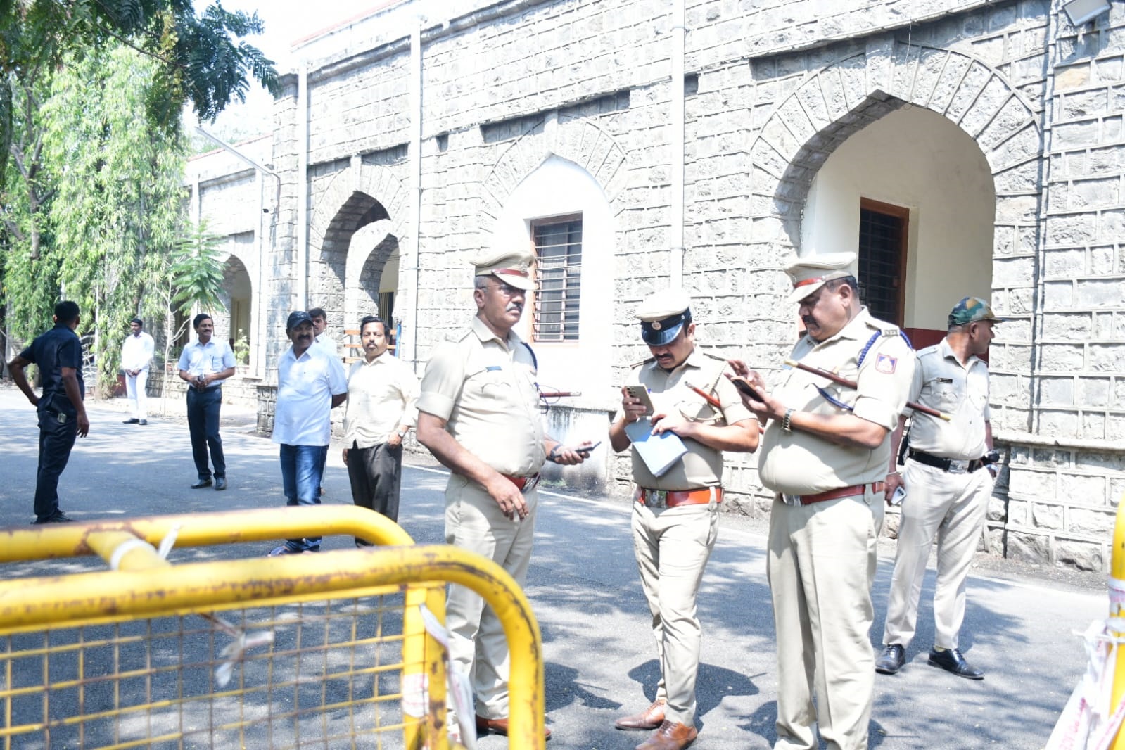 ಜಿಲ್ಲಾ ನ್ಯಾಯಾಲಯಕ್ಕೆ ಬಾಂಬ್‌ ಬೆದರಿಕೆ ಬಂದಿದ್ದರಿಂದ ಹಿರಿಯ ಪೊಲೀಸ್‌ ಅಧಿಕಾರಿಗಳು ಭೇಟಿ ನೀಡಿ ಪರಿಶೀಲಿಸಿದರು