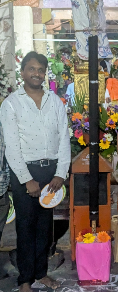 ಹೊಳೆನರಸೀಪುರದ ಐಸಿರಿ ಅಸೋಸಿಯೇಟ್‌ ಮಾಲೀಕ ರೋಹಿತ್ ಅವರು 6 ಅಡಿ ಎತ್ತರದ 24 ಗಂಟೆ ಉರಿಯುವ ಗಂಧದಕಡ್ಡಿಯನ್ನು ದೇವಾಲಯ ಮುಂದೆ ಹಚ್ಚಿದ್ದರು. ಸಾವಿರಕ್ಕೂ ಹೆಚ್ಚು ಜನರಿಗೆ ನಿತ್ಯ ಬಳಸುವ ಸೈಕಲ್ ಬ್ರಾಂಡ್ ಗಂಧದಕಡ್ಡಿ ಹಾಗೂ ಬೀಸಣಿಗೆ ಉಚಿತವಾಗಿ ನೀಡಿದರು 