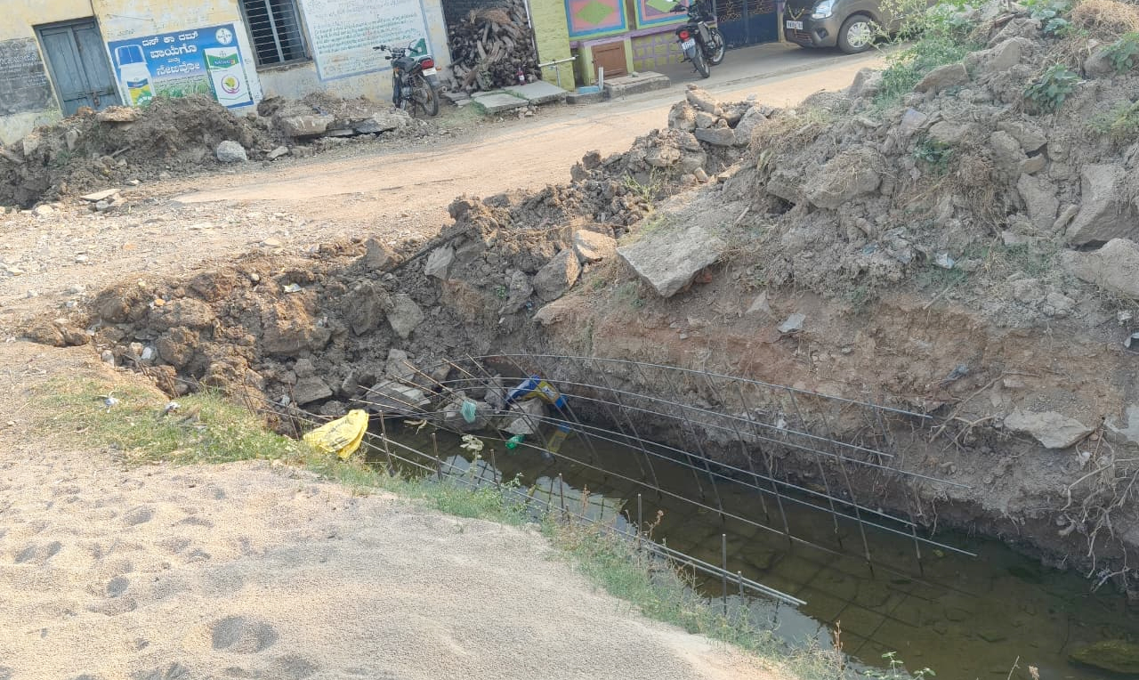 ಚಿಂಚಲಿ ಮುಖ್ಯ ರಸ್ತೆ ಬದಿ ಚರಂಡಿ ನಿರ್ಮಾಣ ಅಗೆದ ಗುಂಡಿಯಲ್ಲಿ ಕೊಳಚೆ ನೀರು ತುಂಬಿರುವುದು 