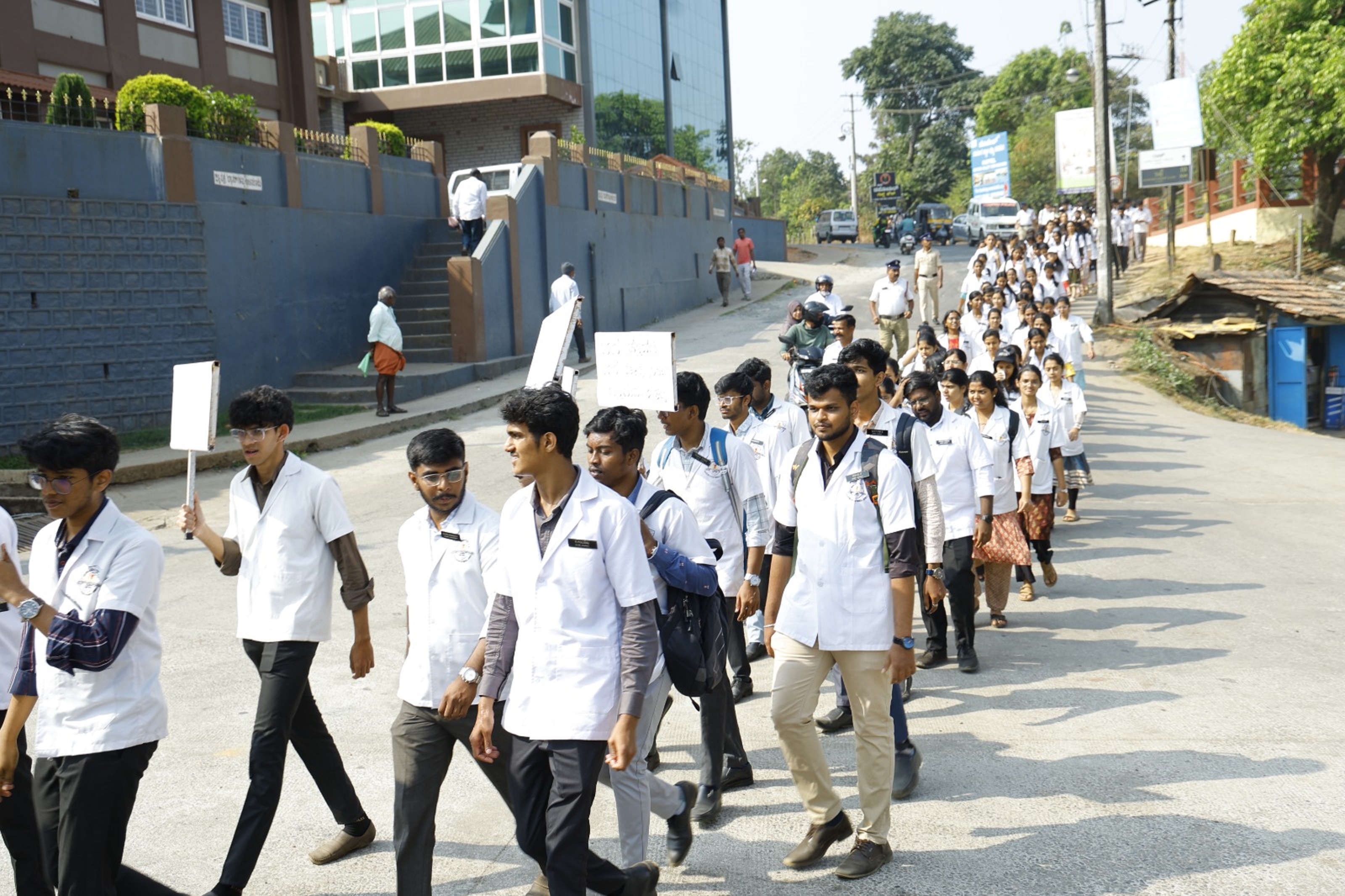 ಜಾಥಾದಲ್ಲಿ ಹೆಚ್ಚಿನ ಸಂಖ್ಯೆಯಲ್ಲಿ ವಿದ್ಯಾರ್ಥಿಗಳು ಭಾಗವಹಿಸಿದ್ದರು