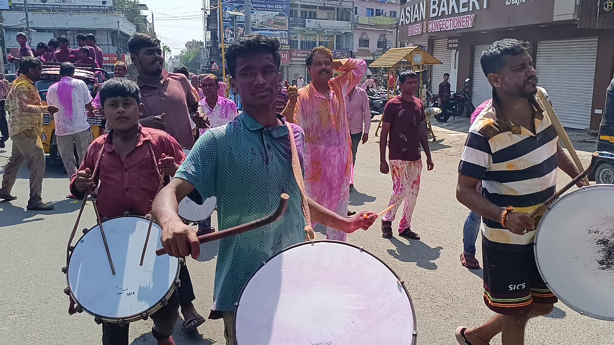 ಕಲಬುರಗಿಯಲ್ಲಿ ಸಂಭ್ರಮದ ಬಣ್ಣದೋಕುಳಿ...