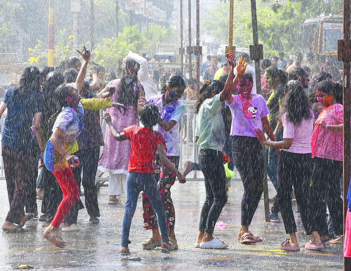 ಶಿವಮೊಗ್ಗ: ಹೋಳಿ ಹುಣ್ಣಿಮೆಗೆ ‘ಬಣ್ಣ’ದ ಹೊಳಪು