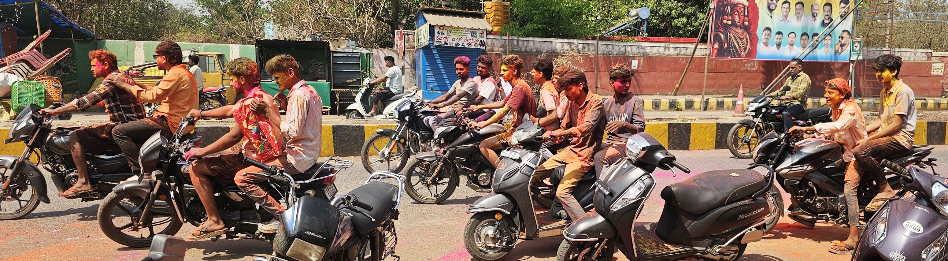 ಹುಕ್ಕೇರಿ ಪಟ್ಟಣದಲ್ಲಿ ಬುಧವಾರ ರಂಗ ಪಂಚಮಿಯಂದು ಯುವಕರು ಬಣ್ಣ ಬಳಿದುಕೊಂಡು ದ್ವಿಚಕ್ರ ವಾಹನದ ಮೇಲೆ ಸುತ್ತಾಡಿ ಕೇಕೆ ಹಾಕಿ ಸಂಭ್ರಮಿಸಿದರು.