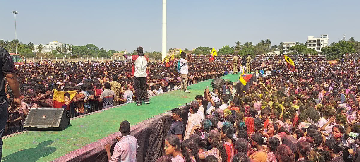 ಹೋಳಿ ಸಂಭ್ರಮ: ವಿದೇಶಿಯರ ಸಹಿತ ಸ್ಥಳೀಯರಿಂದ ಬಣ್ಣದೋಕುಳಿ