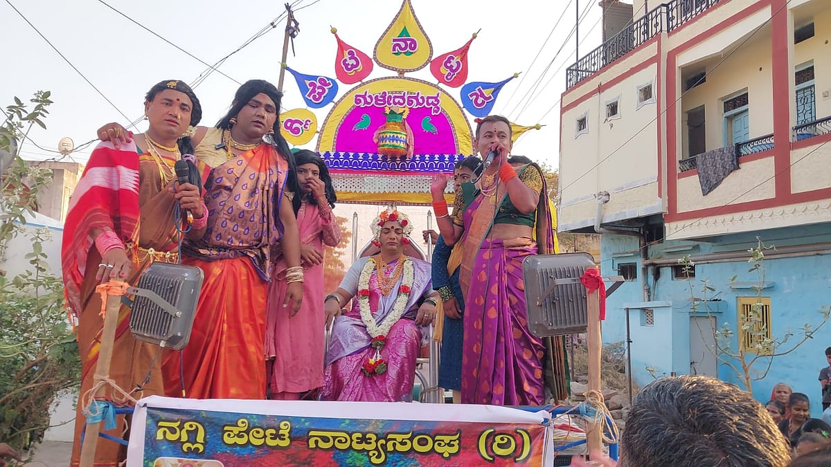 ಹೋಳಿ ಹಬ್ಬ: ಮೆರುಗು ತಂದ ಹೆಣದ ಸೋಗಿನ ಮೆರವಣಿಗೆ