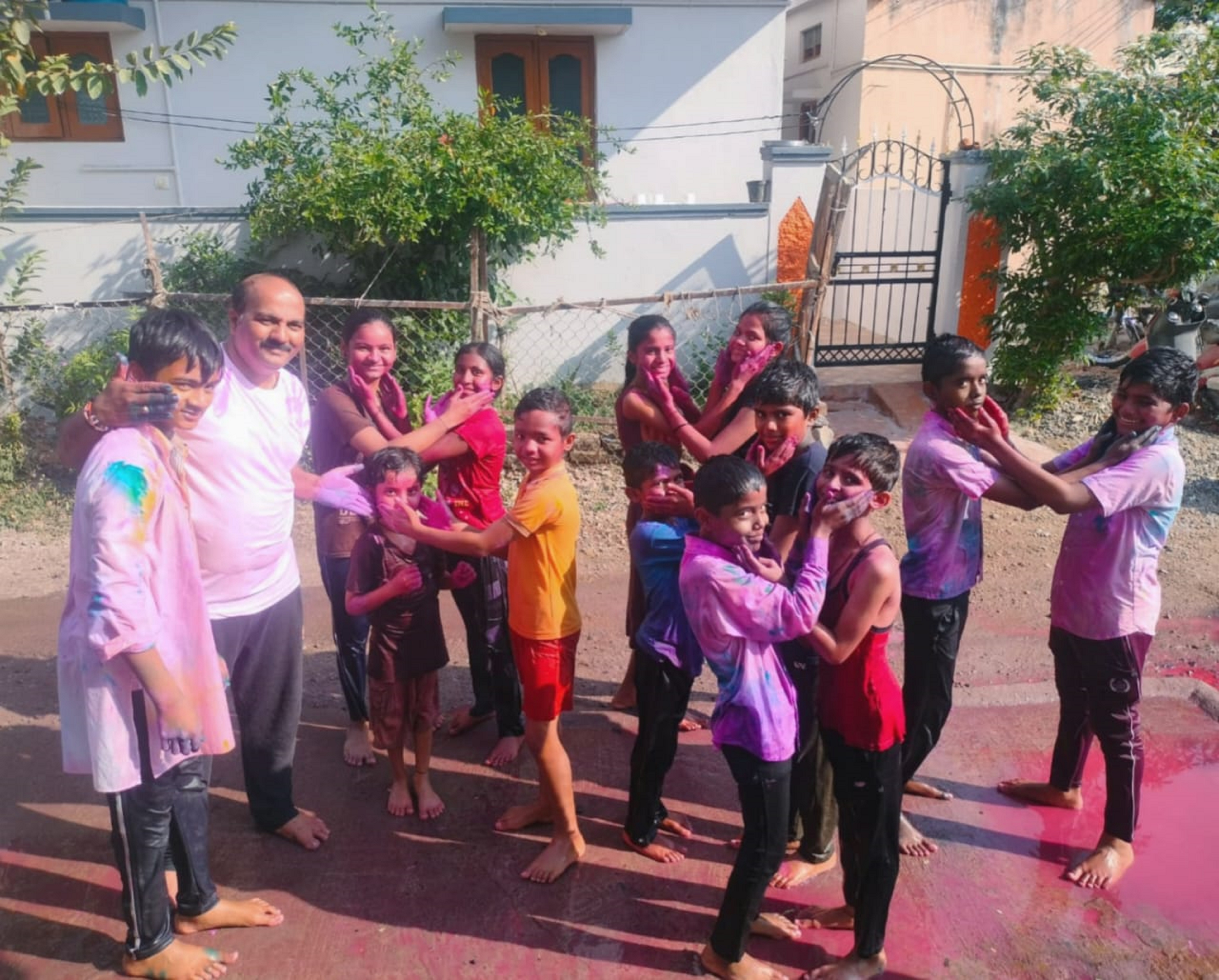 ಕಲಬುರಗಿಯ ಚನ್ನವೀರ ನಗರದಲ್ಲಿ ಹೋಳಿ ಹಬ್ಬದ ಪ್ರಯುಕ್ತ ಬುಧವಾರ ಮಕ್ಕಳು ಬಣ್ಣ ಪರಸ್ಪರ ಹಚ್ಚಿಕೊಂಡು ಸಂಭ್ರಮಿಸಿದರು. ಮಂಜುನಾಥ ಕಂಬಾಳಿಮಠ ಸೇರಿದಂತೆ ಬಡಾವಣೆಯ ಜನರು ಇದ್ದಾರೆ