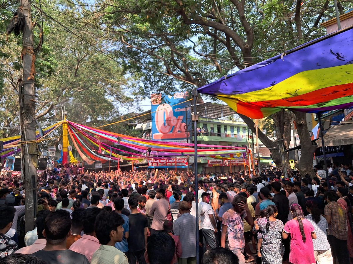 ದಾವಣಗೆರೆ: ಬಣ್ಣಗಳಲ್ಲಿ ಮಿಂದೆದ್ದ ಬೆಣ್ಣೆನಗರಿ ಜನ