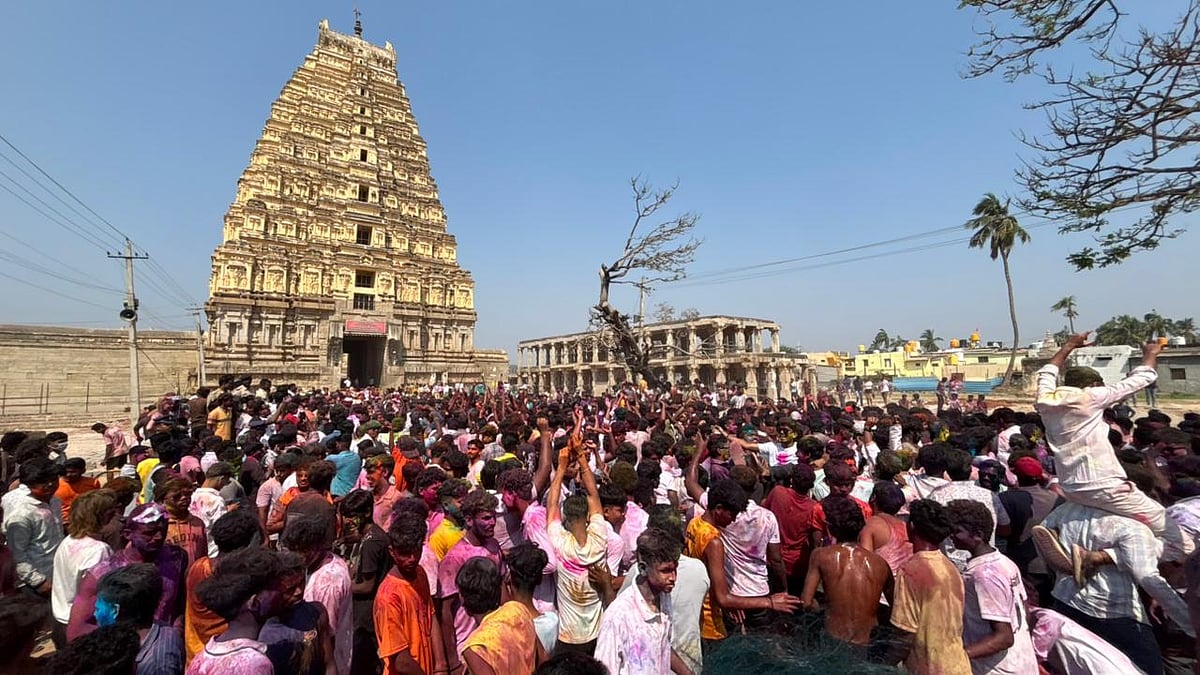 ಹಂಪಿಯಲ್ಲಿ ಹೋಳಿ ಸಂಭ್ರಮ: ನೂರಾರು ವಿದೇಶಿಯರ ಸಹಿತ ಸ್ಥಳೀಯರಿಂದ ಬಣ್ಣದೋಕುಳಿ