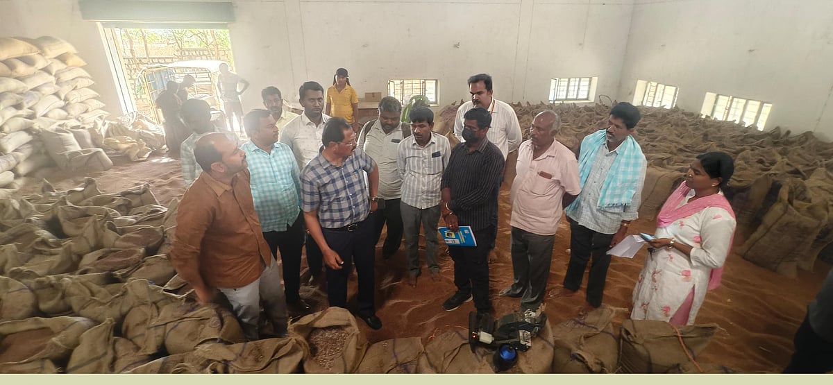 ಗೌರಿಬಿದನೂರು: ರಾಗಿ ಗೋದಾಮಿಗೆ ಜಂಟಿ ಆಯುಕ್ತರು ಭೇಟಿ