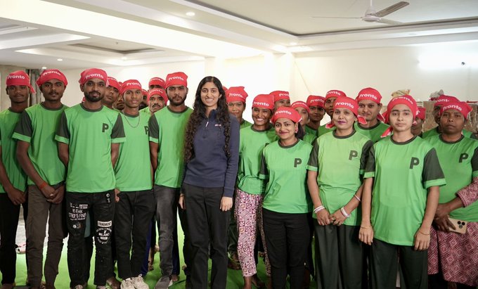 ಕೆಲಸಗಾರರೊಂದಿಗೆ ಅಂಜಲಿ ಸರ್ದಾನಾ