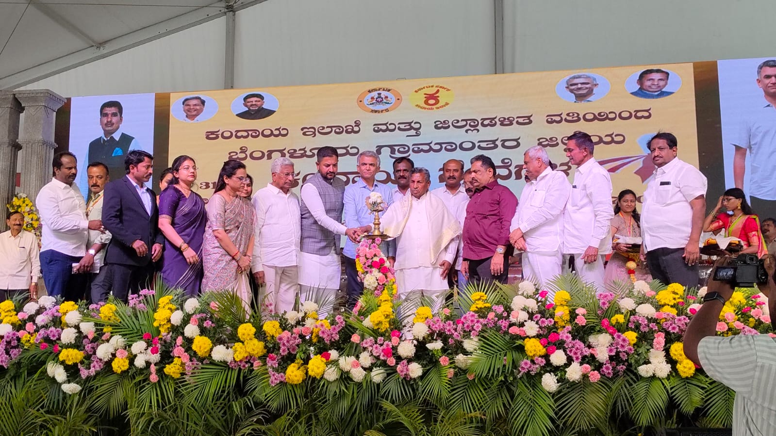 ಹೊಸಕೋಟೆ ನಗರದಲ್ಲಿ ವಿವಿಧ ವೈಯಕ್ತಿಕ ಸೌಲಭ್ಯಗಳ ಫಲಾನುಭವಿಗಳಿಗೆ ಹಕ್ಕುಪತ್ರಗಳ ವಿತರಣಾ ಕಾರ್ಯಕ್ರಮಕ್ಕೆ ಚಾಲನೆ ನೀಡಿದ ಗಣ್ಯರು