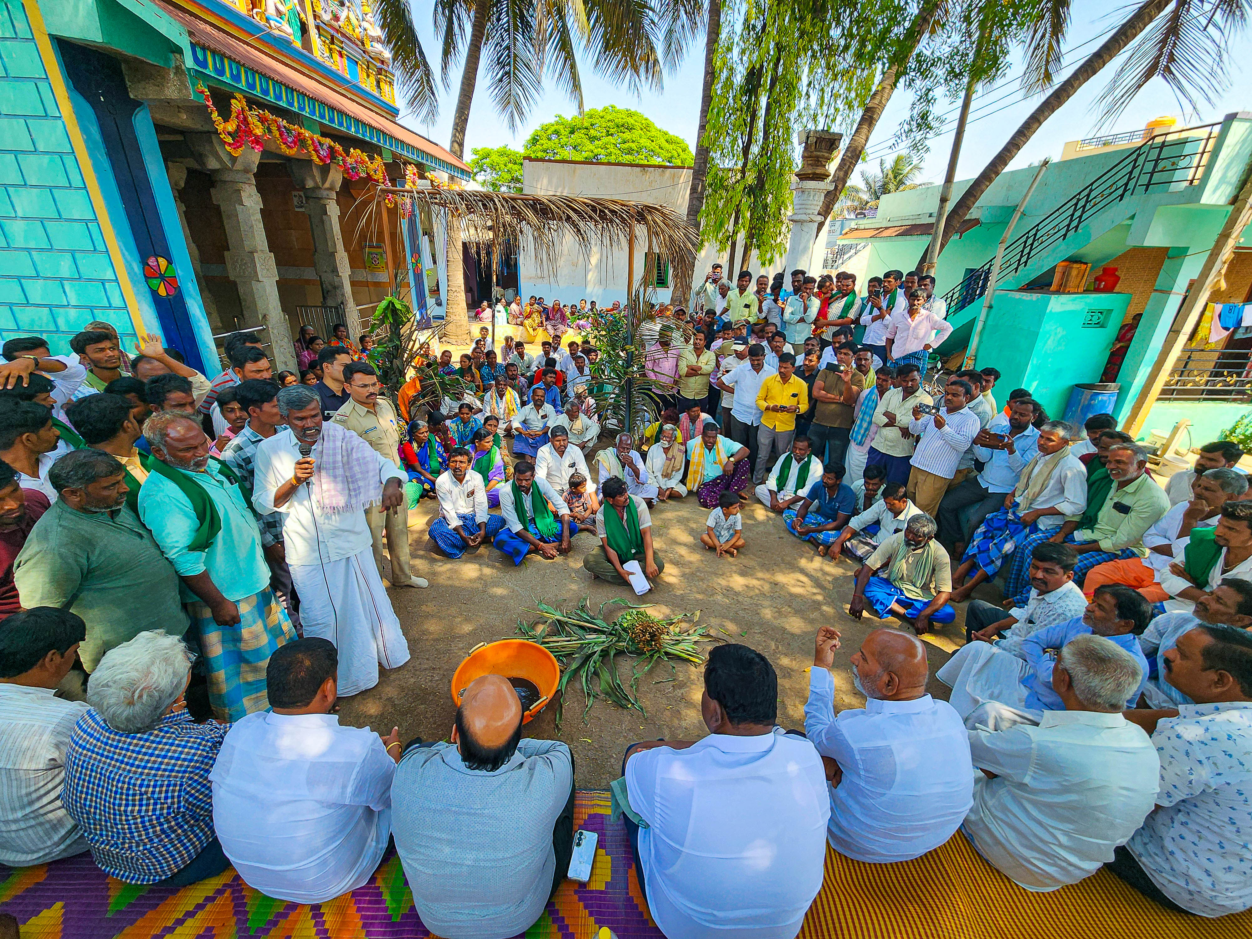 ಕೊಪ್ಪಳ ತಾಲ್ಲೂಕಿನ ಕುಣಿಕೇರಿ ಗ್ರಾಮದಲ್ಲಿ ಅಧಿಕಾರಿಗಳು ನಡೆಸಿದ ಸಭೆಯಲ್ಲಿ ಪಾಲ್ಗೊಂಡಿದ್ದ ಜನ 
