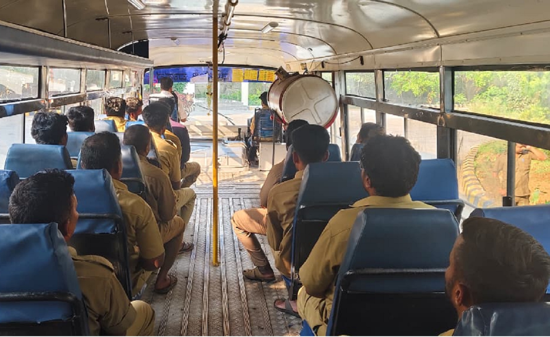 ಕೆಎಸ್‌ಆರ್‌ಟಿಸಿಯ ತರಬೇತಿ ವಾಹನದಲ್ಲಿ ಚಾಲನಾ ತರಬೇತಿ ಪಡೆಯುತ್ತಿರುವ ಅಭ್ಯರ್ಥಿಗಳು