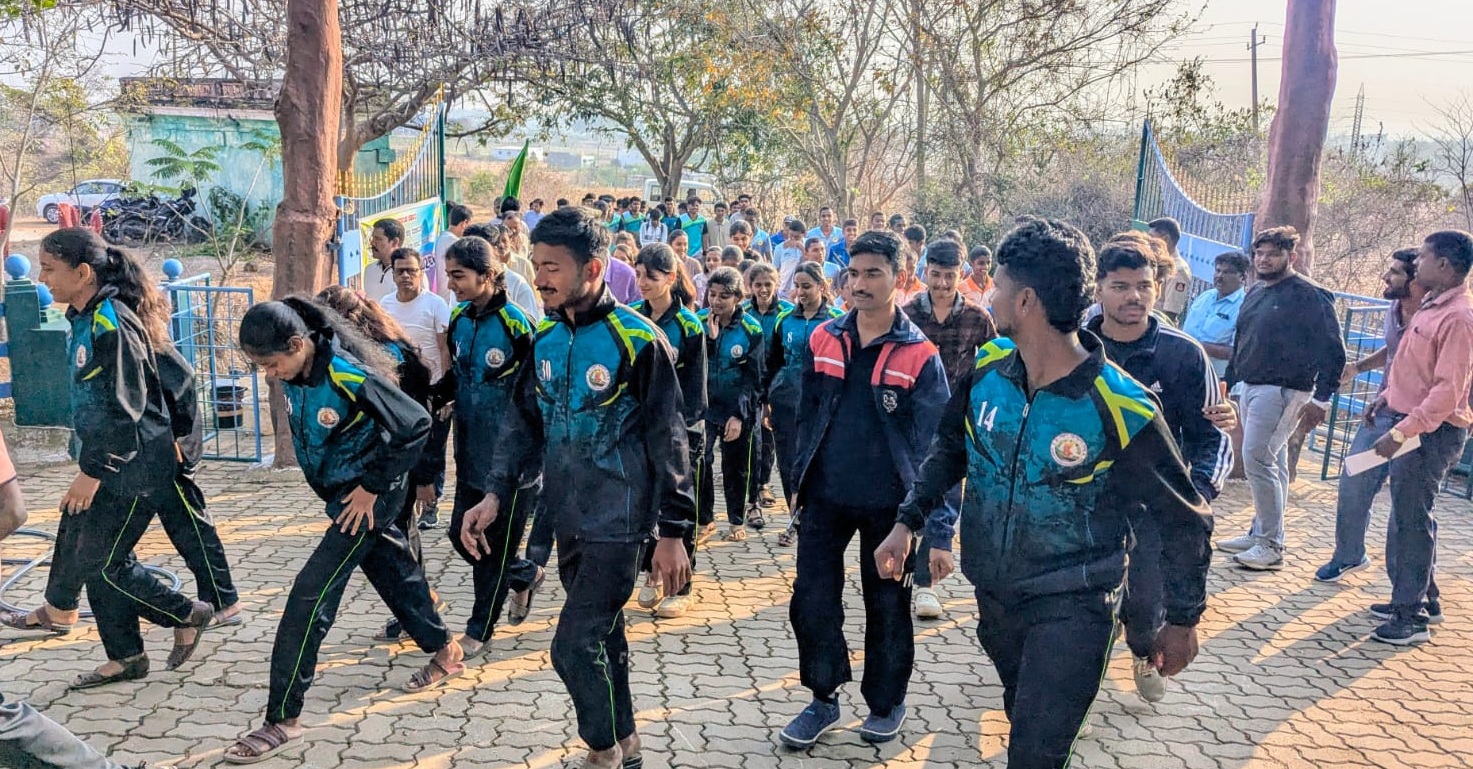 ಚಾರಣದಲ್ಲಿ ಭಾಗವಹಿಸಿದ್ದ ಶಾಲಾ ಕಾಲೇಜು ವಿದ್ಯಾರ್ಥಿಗಳು ಹಾಗೂ ಸಾರ್ವಜನಿಕರು