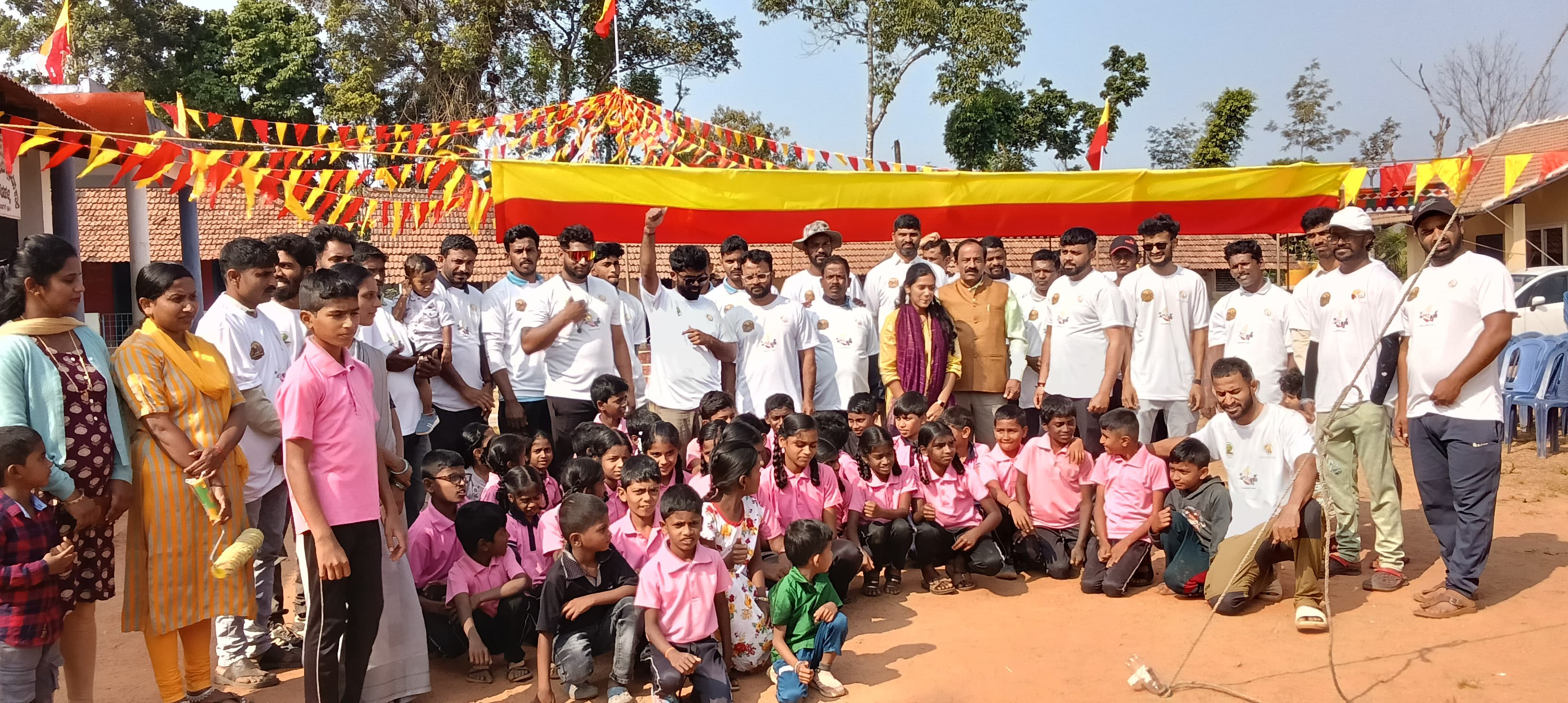 ಮೂಡಿಗೆರೆ ತಾಲ್ಲೂಕಿನ ಗೌಡಳ್ಳಿ ಶಾಲೆಯಲ್ಲಿ ನಡೆದ ಶ್ರಮದಾನದಲ್ಲಿ ಭಾಗವಹಿಸಿದ್ದ ಜನತೆ