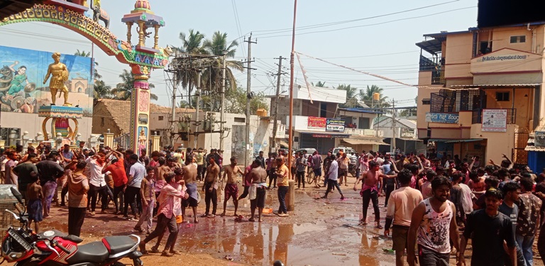 ರಟ್ಟೀಹಳ್ಳಿ ಪಟ್ಟಣದಲ್ಲಿ ಗುರುವಾರ ಹೋಳಿಹಬ್ಬದ ಅಂಗವಾಗಿ ಕುರಬಗೇರಿ ಕ್ರಾಸ್ ಹತ್ತಿರ ಯುವಕರು ಡಿಜೆ ಸದ್ದಿಗೆ ನೃತ್ಯ ಪ್ರದರ್ಶನ ಮಾಡಿದರು.
