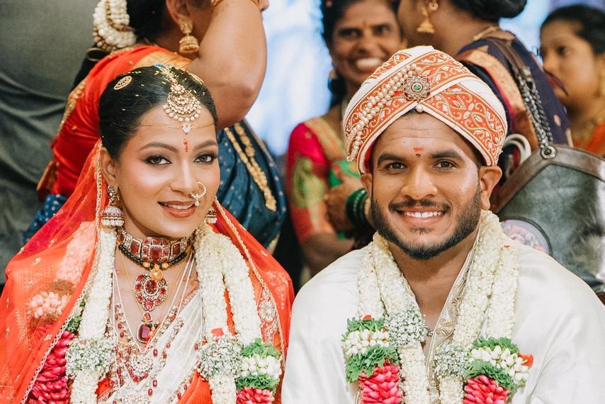 ಕ್ರಿಕೆಟಿಗ  ವೈಶಾಕ್ ವಿಜಯ್ ಕುಮಾರ್ ದಂಪತಿ