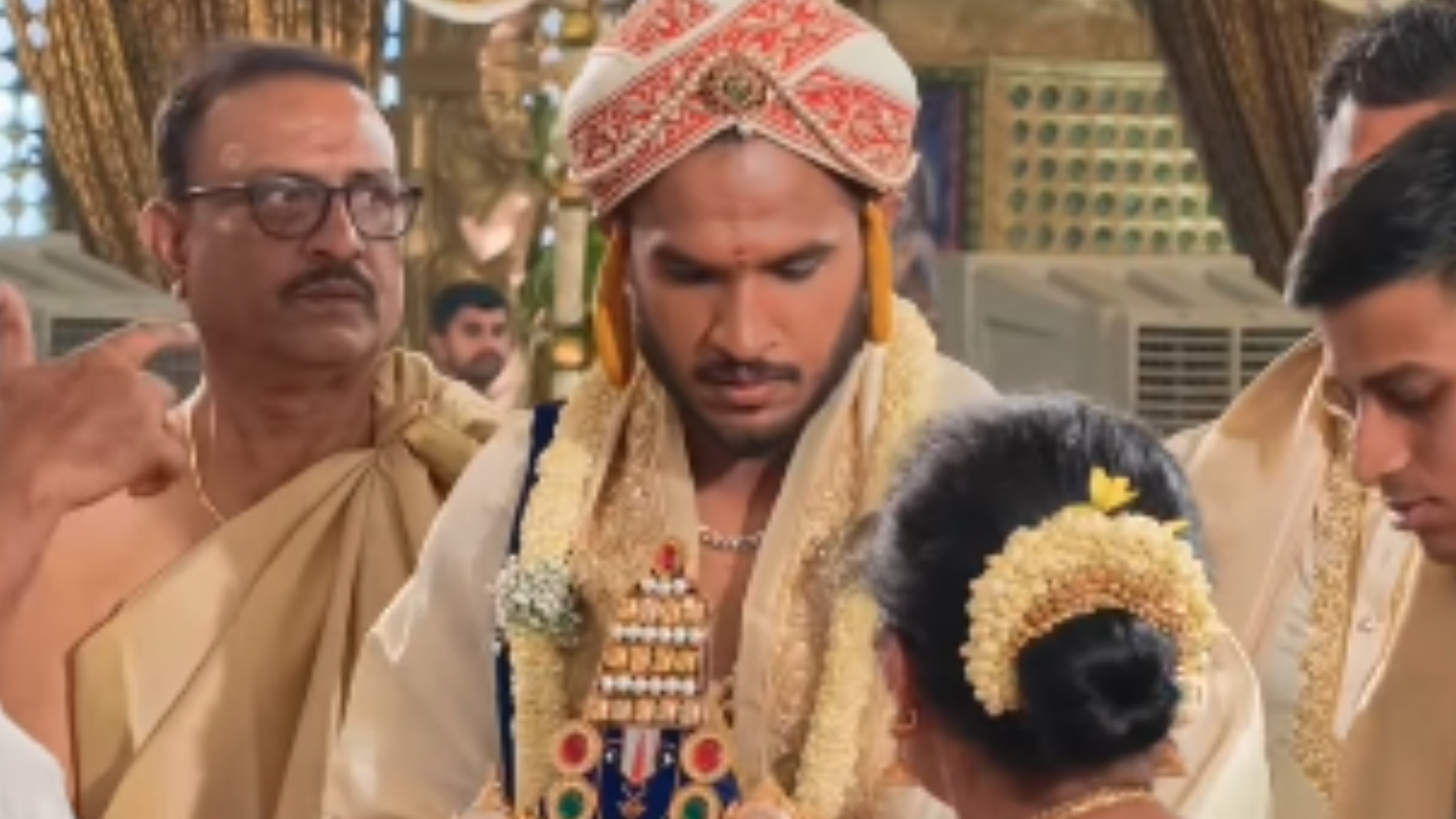 ಕ್ರಿಕೆಟಿಗ  ವೈಶಾಕ್ ವಿಜಯ್ ಕುಮಾರ್ ದಂಪತಿ