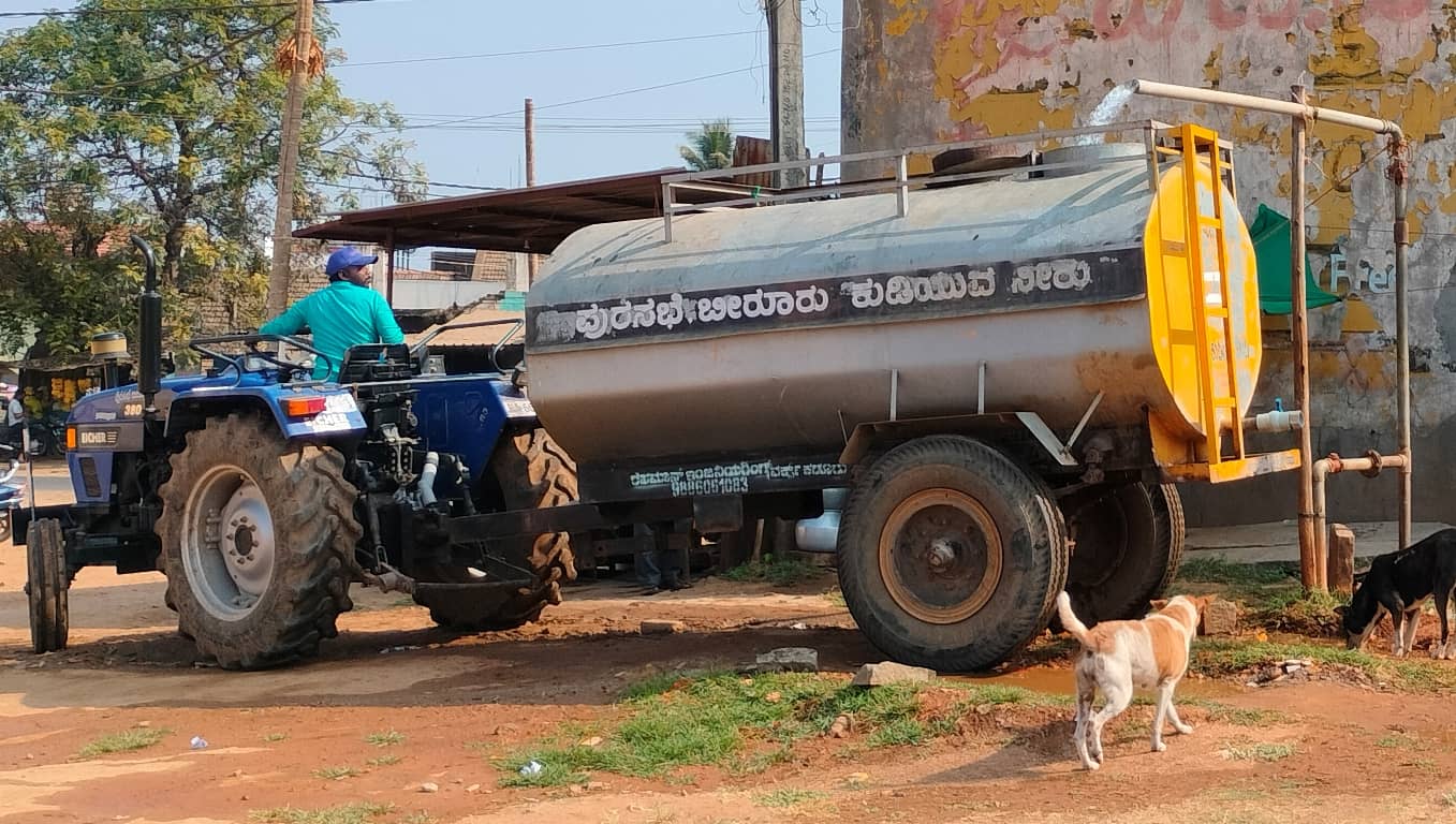  ಬೀರೂರು ಪುರಸಭೆ ಟ್ಯಾಂಕರ್‌ ಮೂಲಕ ನೀರು ಪೂರೈಸುತ್ತಿರುವುದು