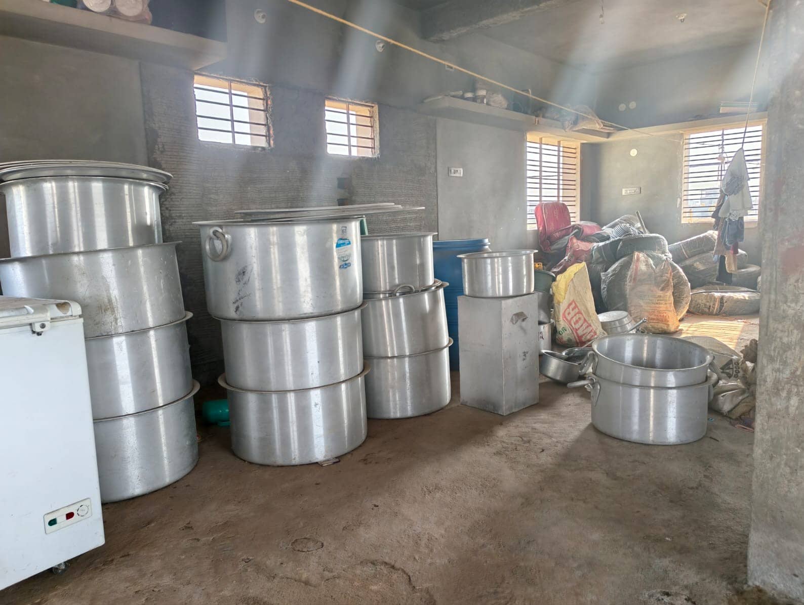 ಮಕ್ಕಳಿಗೆ ಕೊಡಬೇಕಿದ್ದ ಹಾಸಿಗೆ, ಬೆಡ್‌ಶೀಟ್‌ ಅಧಿಕಾರಿ ಮನೆಯಲ್ಲಿ!