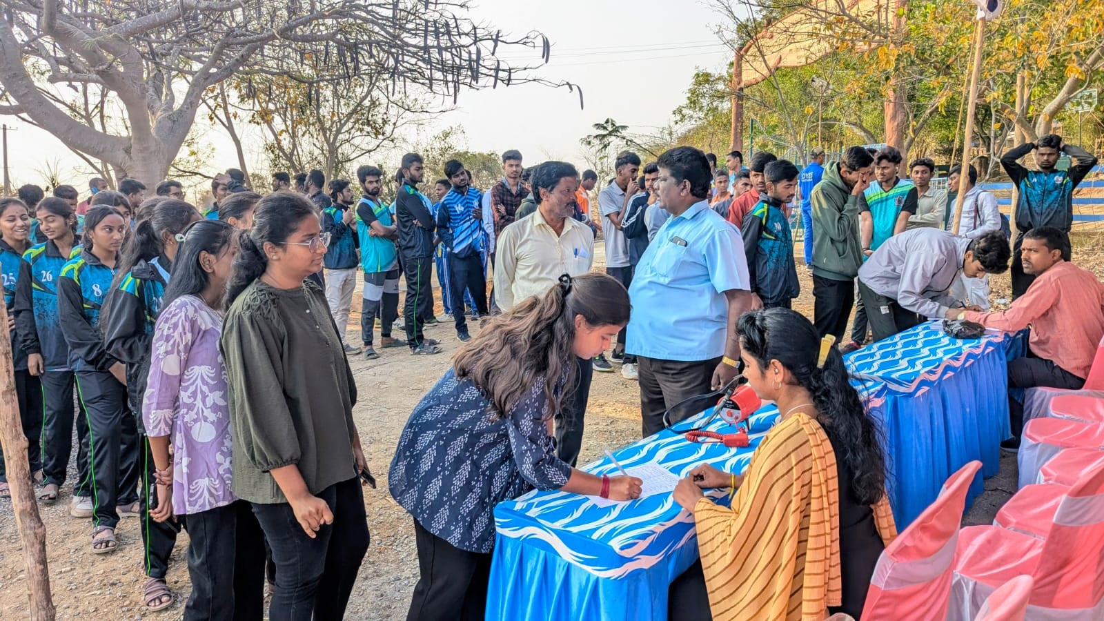 ಚಾರಣದಲ್ಲಿ ಭಾಗವಹಿಸಲು ವಿದ್ಯಾರ್ಥಿಗಳು ನೋಂದಣಿ ಮಾಡಿಸಿಕೊಳ್ಳುತ್ತಿರುವ ದೃಶ್ಯ