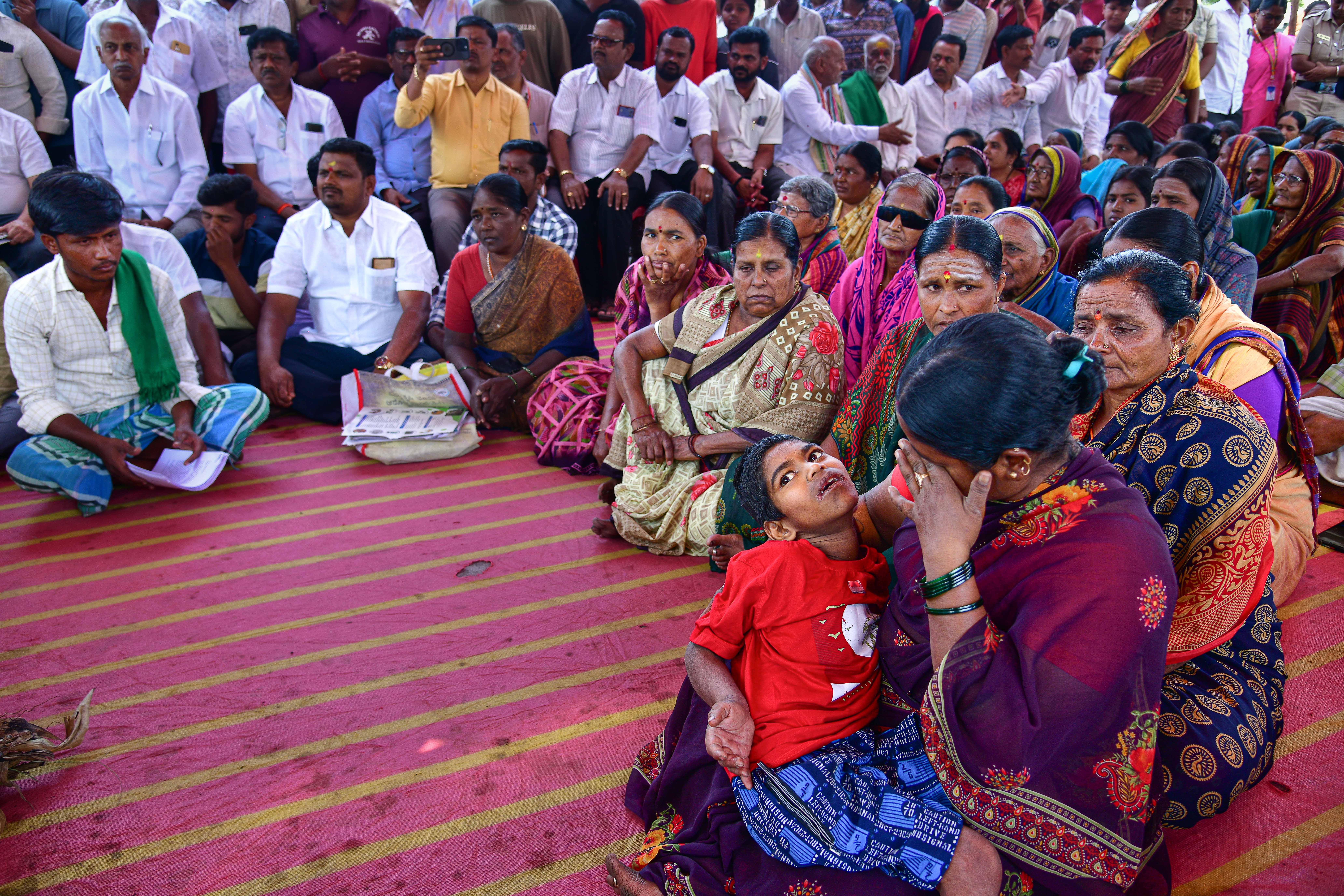 ಹಿರೇಬಗನಾಳದಲ್ಲಿ ನಡೆದ ಸಭೆಯಲ್ಲಿ ಅಂಗವಿಕಲ ಮಗುವನ್ನು ಹೊತ್ತು ಕಣ್ಣೀರು ಹಾಕಿದ ಮಹಿಳೆ