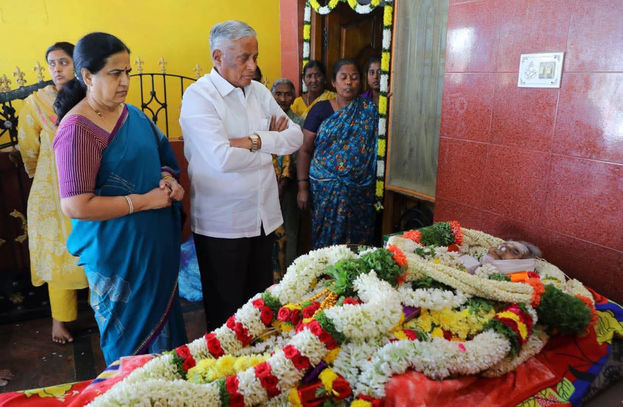 ಕನಕಪುರ ಕೇಂದ್ರ ರೈಲ್ವೆ ಸಚಿವ ಈ ಸೋಮಣ್ಣ ಮತ್ತು ಅವರ ಪತ್ನಿ ಚಿಕ್ಕಮುಧುವಾಡಿಯಲ್ಲಿ ಗುರುವಾರ ಮಹದೇವಮ್ಮ ಅವರ ಅಂತಿಮ ದರ್ಶನ ಪಡೆಯುತ್ತಿರುವುದು