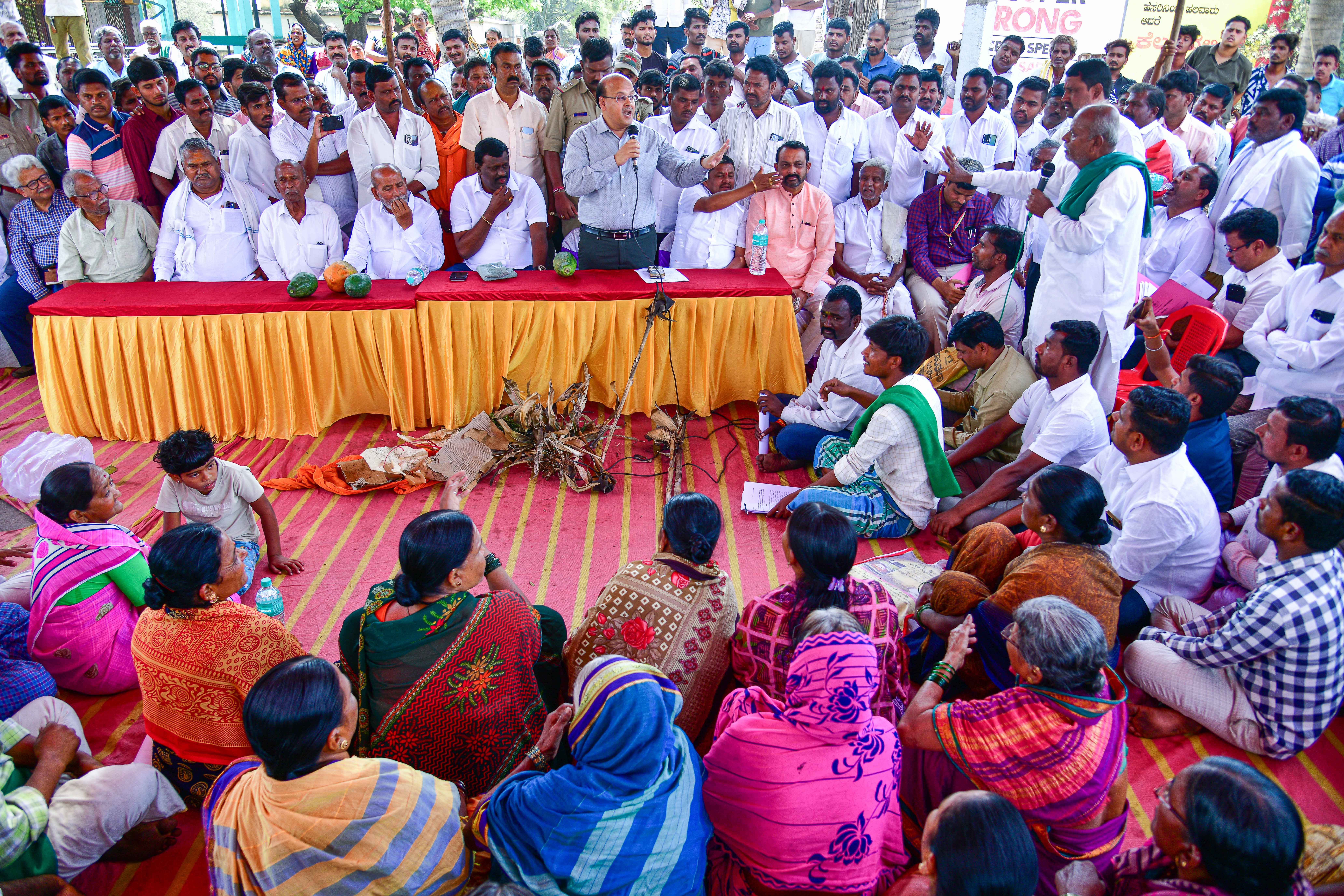 ಕಾರ್ಖಾನೆ ಬಂದ್‌ ಮಾಡಿಸಿ; ಇಲ್ಲವೇ ಹಿರೇಬಗನಾಳ ಗ್ರಾಮ ಸ್ಥಳಾಂತರಿಸಿ: ಜನರ ಆಕ್ರೋಶ