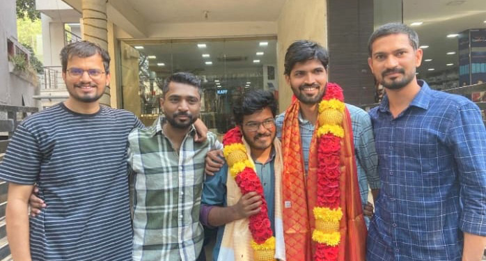 ಶಹಾಪುರ ತಾಲ್ಲೂಕಿನ ಚೆನ್ನೂರ(ಕೆ) ಗ್ರಾಮದ ಚಂದ್ರಶೇಖರ ದೊರೆ ಅವರನ್ನು ಮಿತ್ರರ ತಂಡ ಅಭಿನಂದಿಸಿದರು