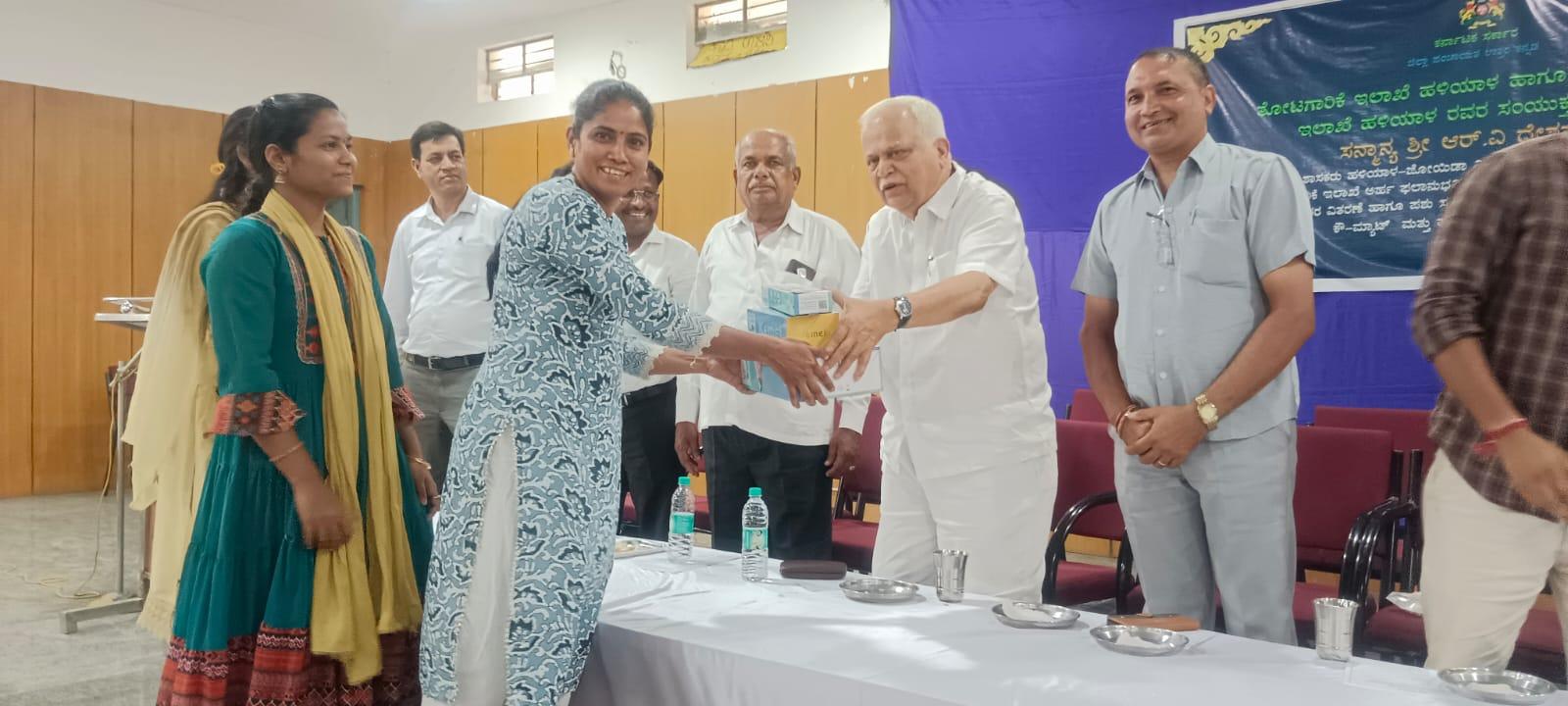 ಹಳಿಯಾಳದ ಪುರ ಭವನದಲ್ಲಿ ಕೈಗಾರಿಕೆ ಇಲಾಖೆಯಿಂದ ಬ್ಯೂಟಿಷನ್‌ ತರಬೇತಿ ಹೊಂದಿದ ಮಹಿಳೆಯರಿಗೆ ಬ್ಯೂಟಿಷನ್‌ ಕಿಟ್‌ ವಿತರಿಸಲಾಯಿತು.   