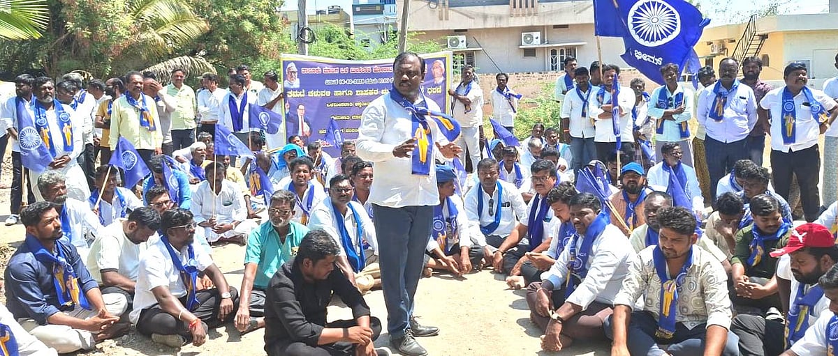 ಸಿರುಗುಪ್ಪ: ಒಳ ಮೀಸಲಾತಿ ಜಾರಿಗೆ ಒತ್ತಾಯಿಸಿ ಶಾಸಕ  ನಾಗರಾಜ ಮನೆ ಎದುರು ಧರಣಿ