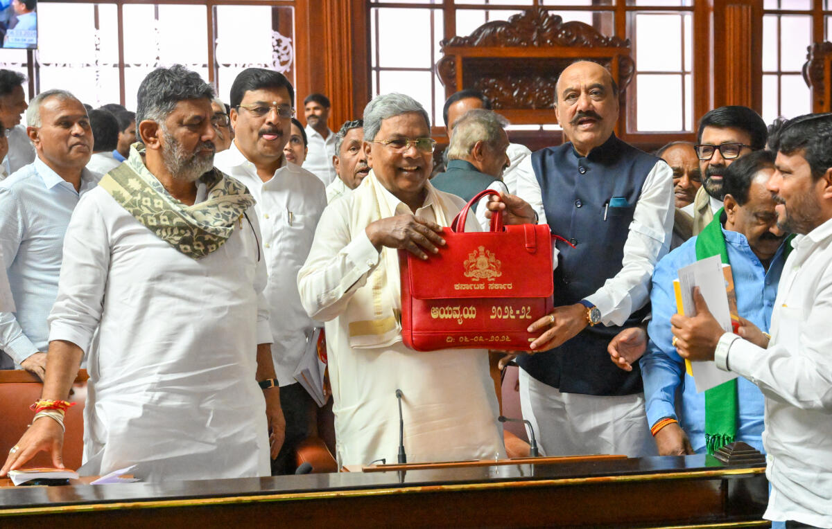 ದಾಖಲೆಯ ಬಜೆಟ್ ಮಂಡಿಸಿದ ಸಿದ್ದರಾಮಯ್ಯ ಅವರು ಈ ವರೆಗೆ 16 ಬಜೆಟ್‌ಗಳನ್ನು ಮಂಡಿಸಿದ್ದರು. ಇಂದು 17ನೇ ಬಜೆಟ್‌ ಮಂಡಿಸಿದ್ದಾರೆ. ಈ ಬಾರಿಯ ಬಜೆಟ್ ಗಾತ್ರ 4.48 ಲಕ್ಷ ಕೋಟಿಯಾಗಿದೆ. 