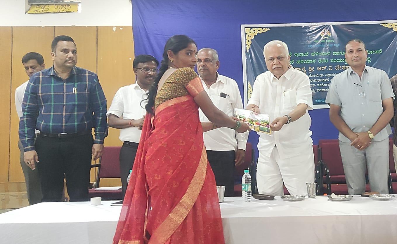 ಹಳಿಯಾಳದ ಪುರ ಭವನದಲ್ಲಿ ತೋಟಗಾರಿಕೆ ಇಲಾಖೆಯಿಂದ ಫಲಾನುಭವಿಗಳಿಗೆ ಶಾಸಕ ಆರ್‌ ವಿ ದೇಶಪಾಂಡೆ ತರಕಾರಿ ಬೀಜ ವಿತರಿಸಿದರು. ಮುಖಂಡ ಕೃಷ್ಣಾ ಮಾಟೀಲ ಹಿರಿಯ ಸಹಾಯಕ ನಿರ್ದೆಶಕ ಎ ಆರ್‌ ಹೆರಿಯಲ್ ಮತ್ತಿತರರು ಪಾಲ್ಗೋಂಡಿದ್ದರು.