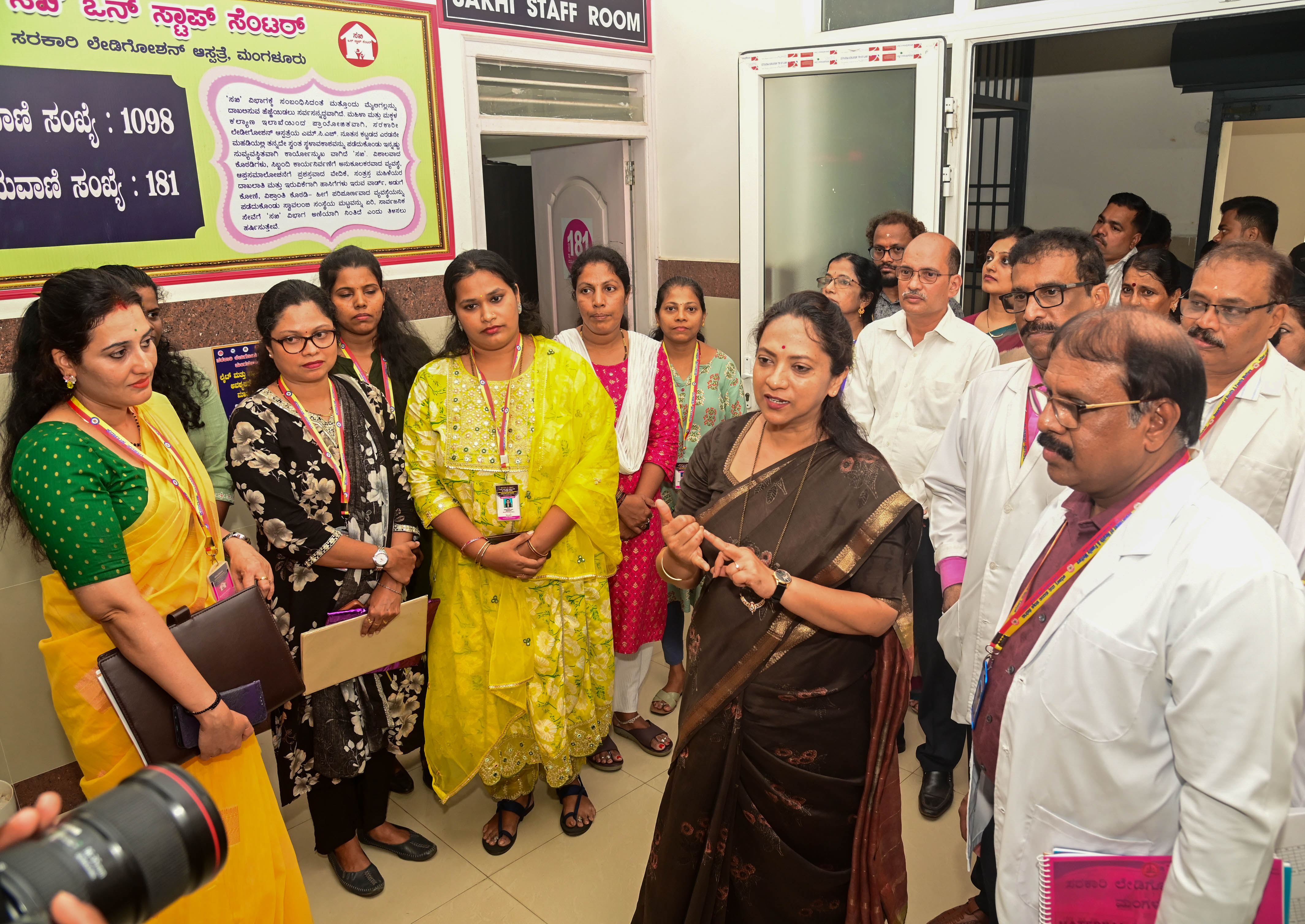 ರಾಜ್ಯ ಮಹಿಳಾ ಆಯೋಗ ಅಧ್ಯಕ್ಷೆ ಡಾ.ನಾಗಲಕ್ಷ್ಮಿ ಚೌಧರಿ ಮಂಗಳೂರಿನ ಲೇಡಿಗೋಷನ್‌ ಆಸ್ಪತ್ರೆಯ ವೈದ್ಯರು ಮತ್ತು ಸಿಬ್ಬಂದಿ ಜೊತೆ ಮಾತನಾಡಿದರು ಪ್ರಜಾವಾಣಿ ಚಿತ್ರ