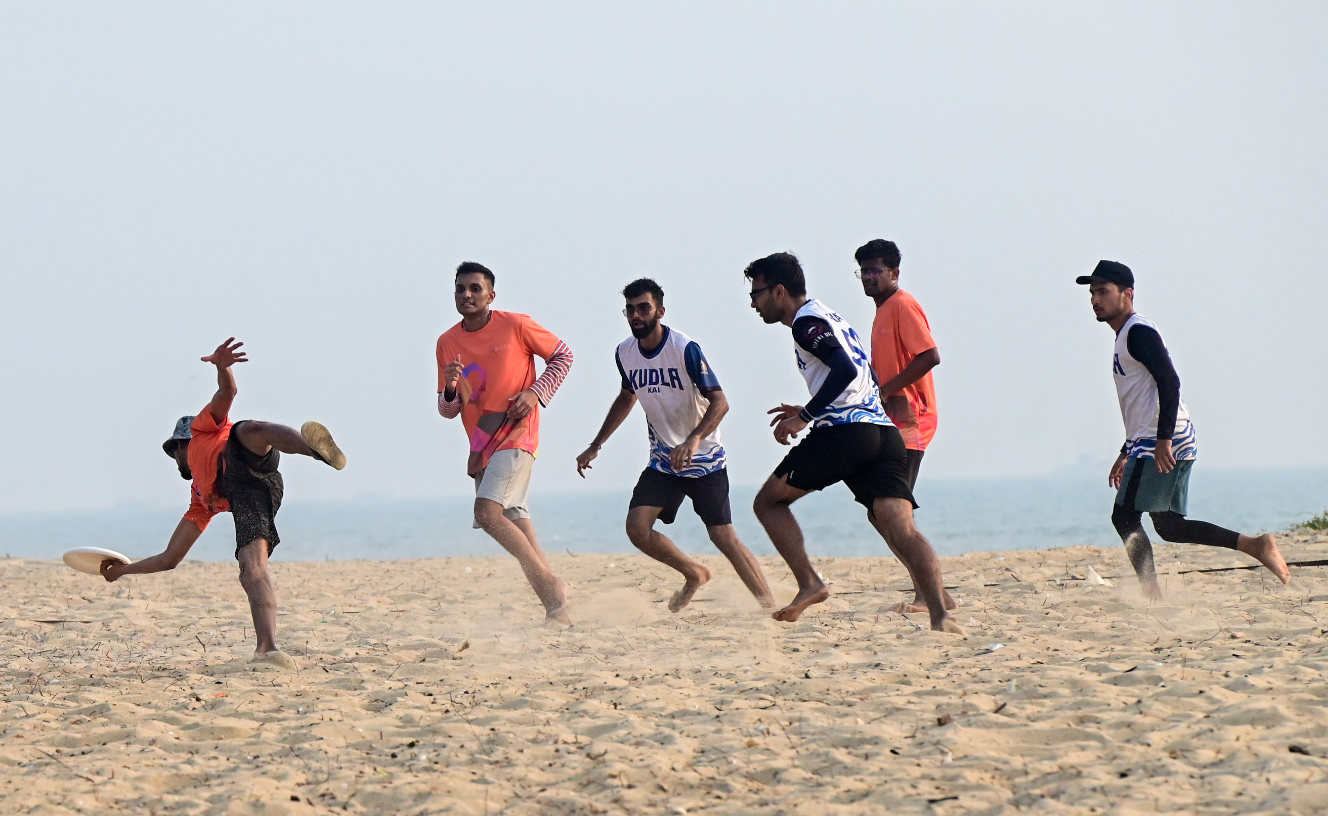 ಇಂಡಿಯಾ ಅಲ್ಟಿಮೇಟ್ ಬೀಚ್ ನ್ಯಾಷನಲ್ಸ್‌ನಲ್ಲಿ ಶುಕ್ರವಾರ ನಡೆದ ಪಂದ್ಯದಲ್ಲಿ ಕುಡ್ಲ ಕೈ ತಂಡದಿಂದ ಡಿ‌ಸ್ಕ್ ಕಸಿದುಕೊಂಡ ಮೈಸೂರಿನ ಗಿರ್ಗಿಟ್ಲೆ ತಂಡದ ಆಟಗಾರ 