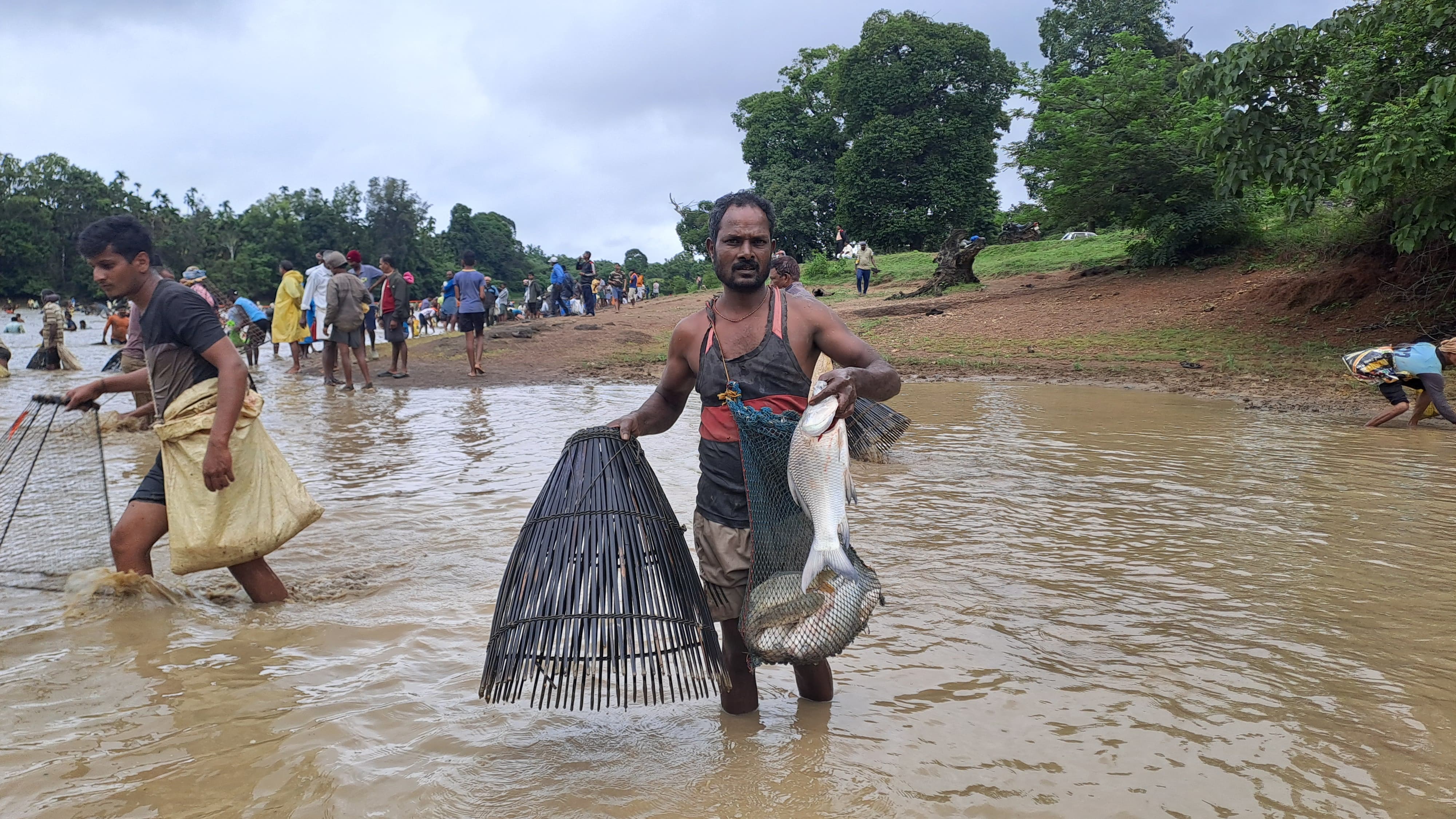 ಜಿರಲಿಕೊಪ್ಪದಲ್ಲಿ ಕೆರೆಬೇಟೆಯಲ್ಲಿ ಮೀನು ಹಿಡಿದ ಯುವಕ