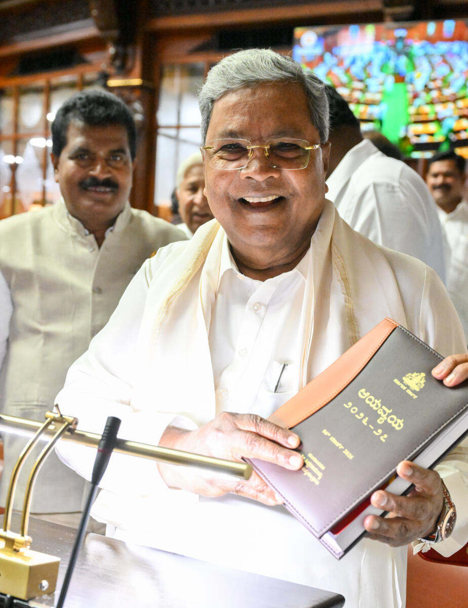 ಈ ಬಾರಿಯ ಬಜೆಟ್‌ನಲ್ಲಿ ಆರ್ಥಿಕತೆಯ ಜೊತೆಗೆ ಸಾಹಿತ್ಯ ಬೇರೆತದ್ದು ವಿಶೇಷವಾಗಿದೆ. ಬಜೆಟ್‌ನ ಭಾಷಣದಲ್ಲಿ ಹಲವು ಕವಿಗಳ ಪದ್ಯದ ಸಾಲುಗಳು ಹಾಗೂ ವಚನಕಾರರ ವಚನಗಳನ್ನು ಉಲ್ಲೇಖಿಸಿ ಸಿದ್ದರಾಮಯ್ಯನವರು ಭಾಷಣವನ್ನು ಮಂಡಿಸಿದ್ದಾರೆ.