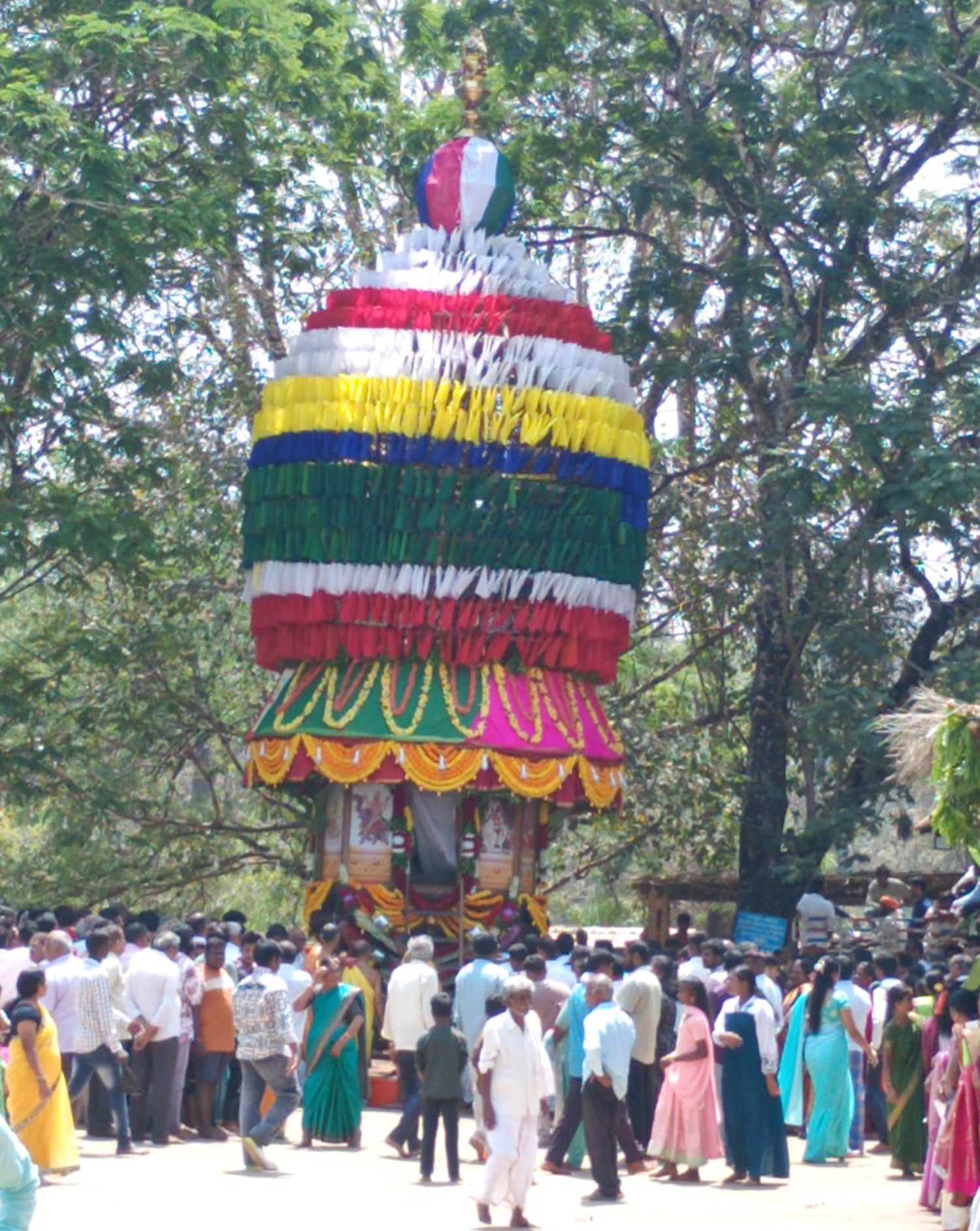ನರಸಿಂಹರಾಜಪುರ ತಾಲ್ಲೂಕು ಮಡಬೂರು ಗ್ರಾಮದಲ್ಲಿ ಶುಕ್ರವಾರ ದಾನಿವಾಸ ದುರ್ಗಾಂಬ ದೇವಿಯ ರಥೋತ್ಸವ ವಿಜೃಂಭಣೆಯಿಂದ ನಡೆಯಿತು