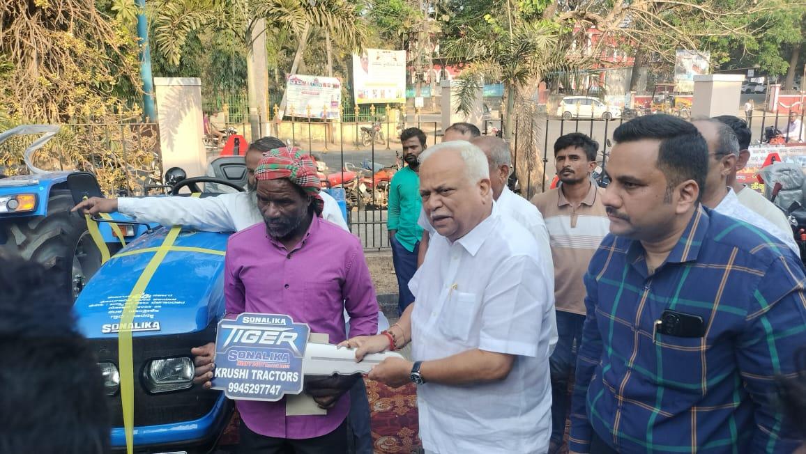 ಹಳಿಯಾಳದ ಪುರ ಭವನದಲ್ಲಿ ತೋಟಗಾರಿಕೆ ಇಲಾಖೆಯಿಂದ ಸಬ್ಸಡಿಯಲ್ಲಿ ಟ್ರಾಕ್ಟರ್‌ ವಾಹನವನ್ನು ಶಾಸಕ ಆರ್‌ ವಿ ದೇಶಪಾಂಡೆ ಫಲಾನುಭವಿಗಳಿಗೆ ವಿತರಿಸಿದರು. ಹಿರಿಯ ಸಹಾಯಕ ನಿರ್ದೆಶಕ ಎ ಆರ್‌ ಹೆರಿಯಲ್ ಮತ್ತಿತರರು ಪಾಲ್ಗೋಂಡಿದ್ದರು.