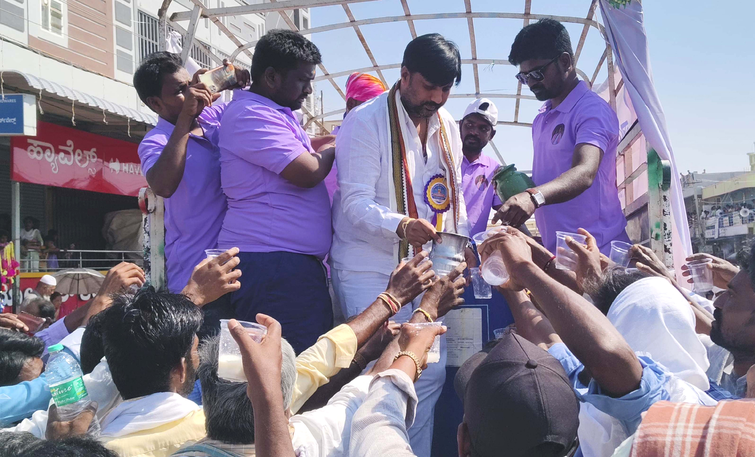 ಜಾತ್ರೆಯಲ್ಲಿ ಭಕ್ತರಿಗೆ ಮಜ್ಜಿಗೆ ವಿತರಿಸುತ್ತಿರುವುದು