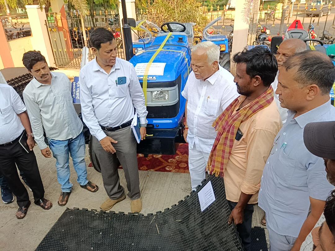 ಹಳಿಯಾಳದ ಪುರ ಭವನದಲ್ಲಿ ಪಶು ಸಂಗೋಪನಾ ಇಲಾಖೆಯಿಂದ ಫಲಾನುಭವಿಗಳಿಗೆ ಶಾಸಕ ಆರ್‌ ವಿ ದೇಶಪಾಂಡೆ ಕೌ ಮ್ಯಾಟ್‌ (ನೆಲ ಹಾಸು)  ವಿತರಿಸಿದರು. ಪಶು ಸಂಗೋಪನಾ ಇಲಾಖೆಯ ವೈದ್ಯಾಧಿಕಾರಿ ಡಾ. ಕೆ ಎಮ್‌ ನಧಾಫ್ ಮತ್ತಿತರರು ಪಾಲ್ಗೋಂಡಿದ್ದರು.